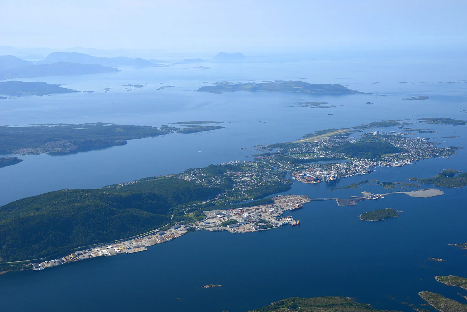 To nye kontrakter for Saga Fjordbase