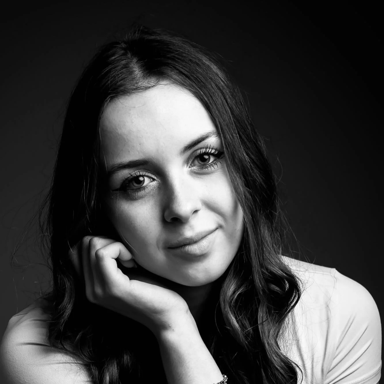 Et si la simplicit&eacute; r&eacute;v&eacute;lait toute la beaut&eacute; d&rsquo;un regard ? ✨
Un portrait tout en douceur, entre lumi&egrave;re et &eacute;motion&hellip; 🤍

#portrait #noiretblanc #shooting #atelierderonan