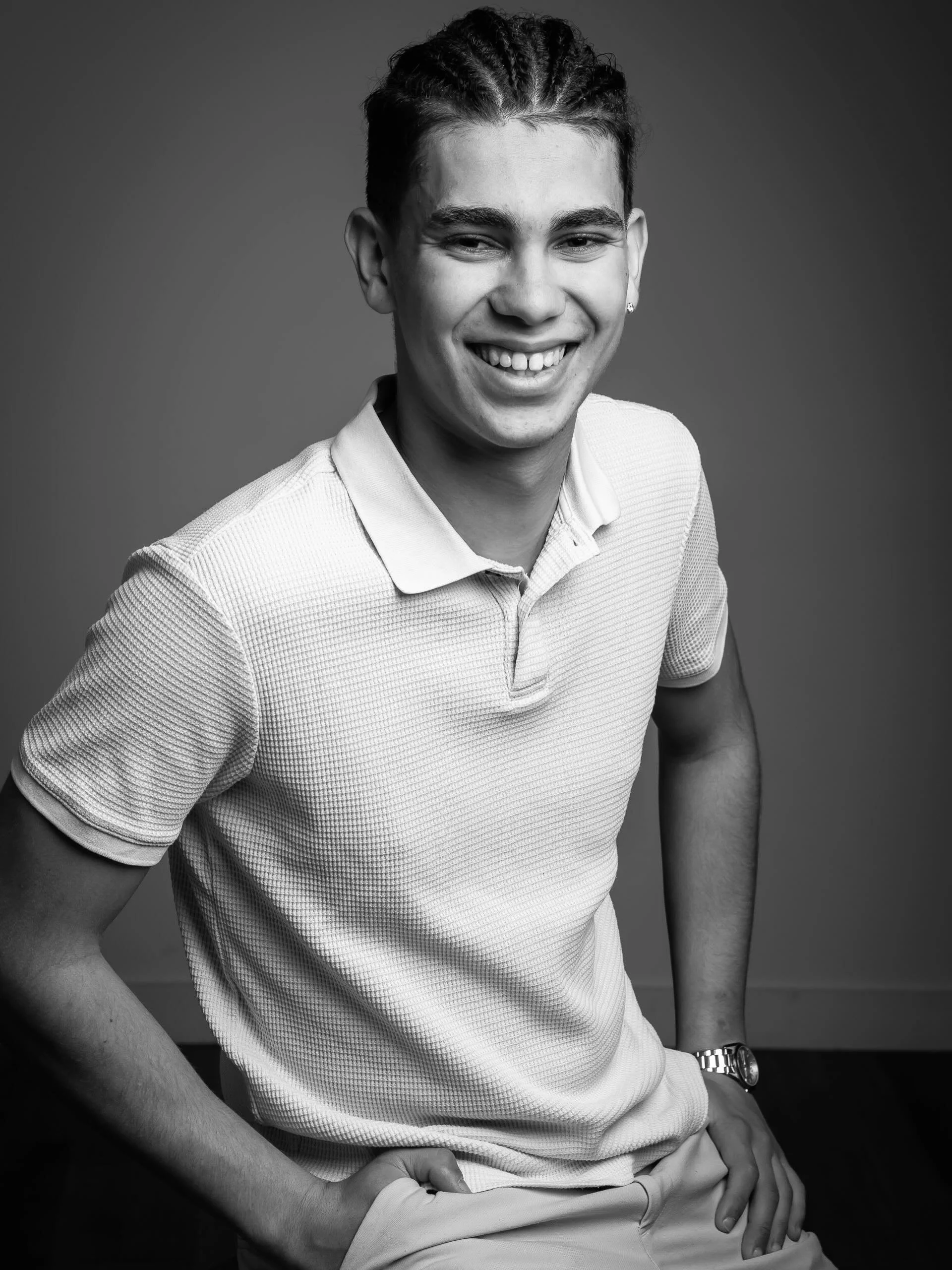 Le sourire, la photo, l&rsquo;ambiance&hellip; 🤍📸

Magnifique portrait 

Le noir et blanc met vraiment en valeur l&rsquo;&eacute;motion et l&rsquo;authenticit&eacute; de la photo. Un clich&eacute; simple, &eacute;l&eacute;gant et intemporel ✨

#sho