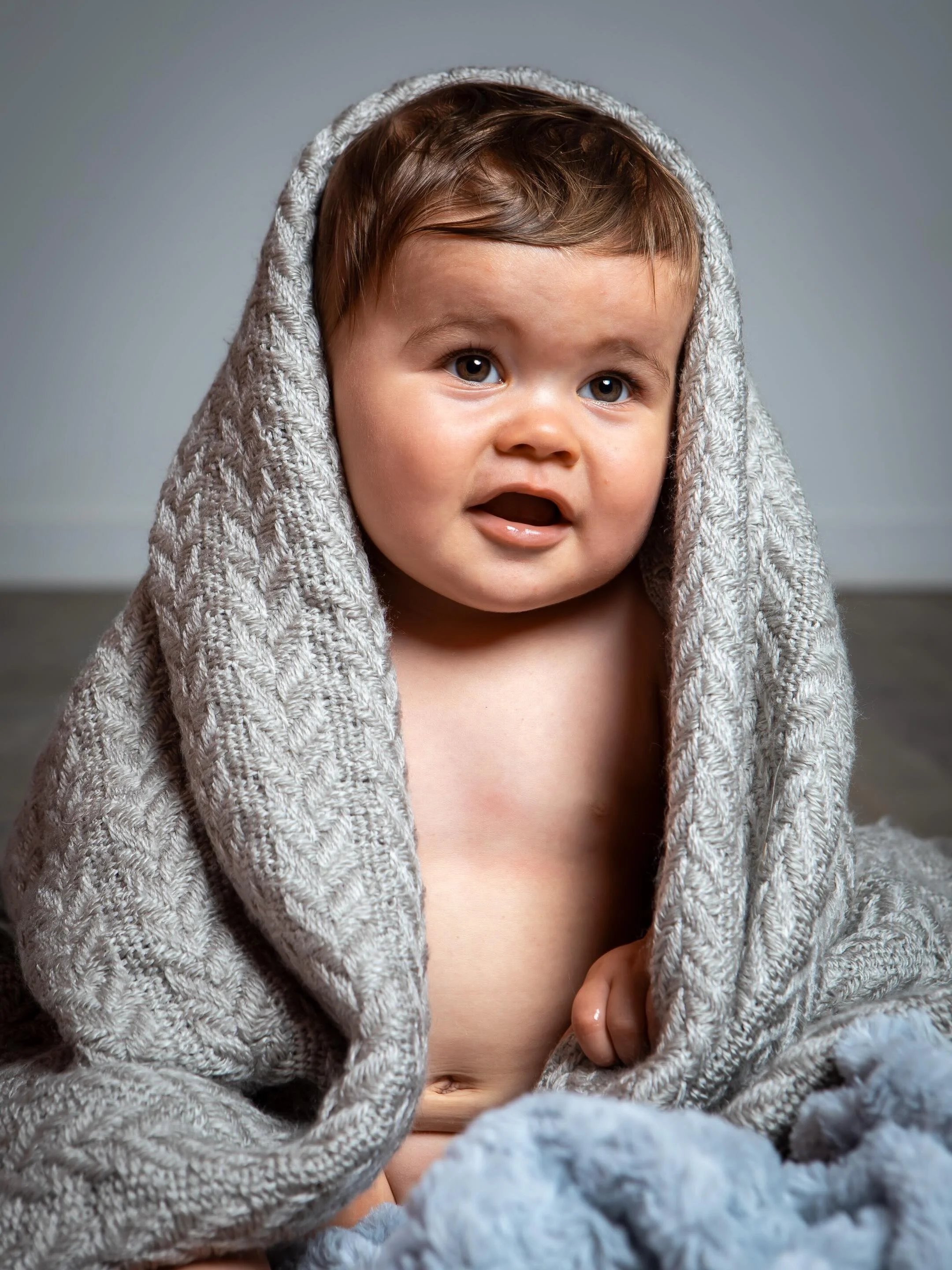 Ces premiers mois passent &agrave; une vitesse incroyable&hellip; 🤍

Chaque jour apporte une nouvelle expression, une nouvelle d&eacute;couverte, un nouveau sourire qui fait fondre les c&oelig;urs ✨

Les s&eacute;ances photo avec les tout-petits son
