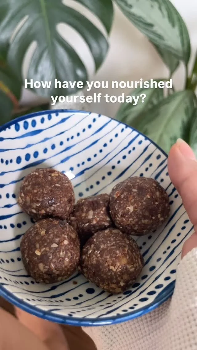 How have you nourished yourself today?
Dates are builders of vitality; they nourish the cerebrospinal fluid. β¨
*dates
*carob
*ghee
*a bit of flaxseed
*walnuts
*oats
Blend together and roll into balls π©πΌ‍π³
Ps: Dates don’t spike your b