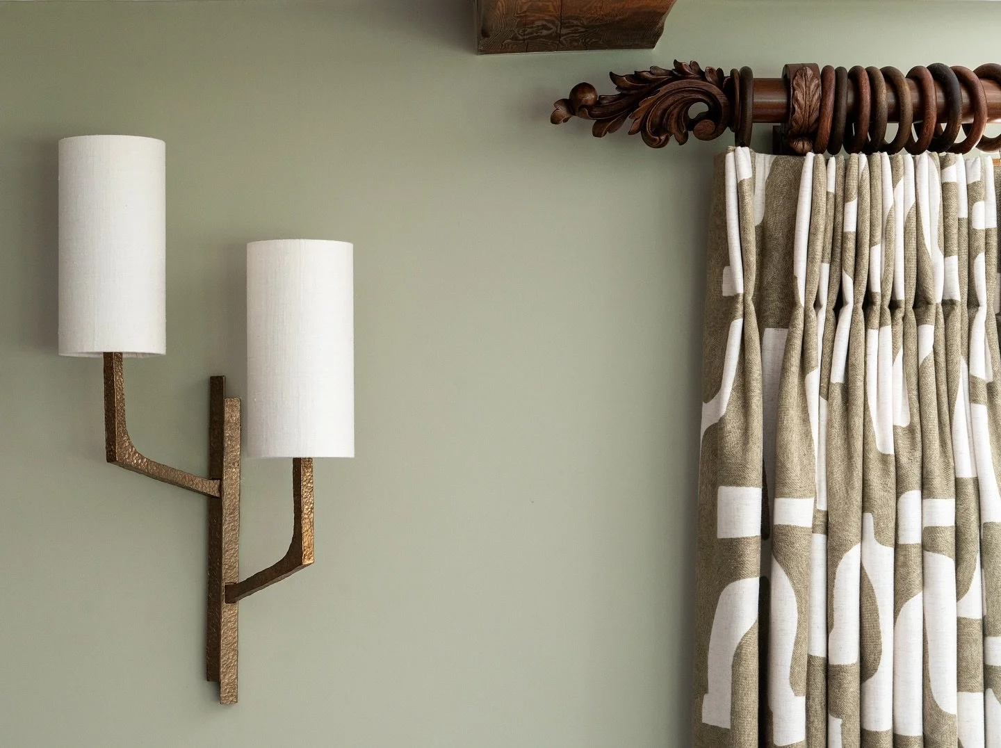 D E S I G N  M O M E N T S

It&rsquo;s often the smaller design moments that make the biggest impact.

The warmth of a hammered bronze light placed against the simplicity of a textured linen shade, the curve of a carved curtain pole, the gentle folds