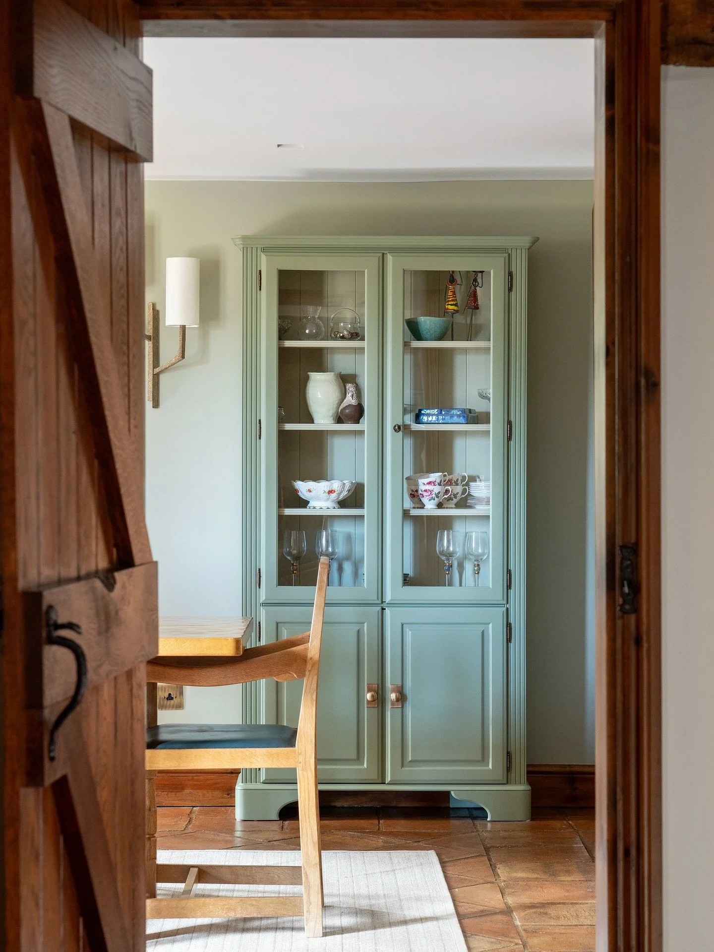 A  S E C O N D  L I F E ✨
We reimagined our client’s beautiful dresser to give it a new lease of life. What was once pine has been refinished in two soft shades of green, with a smooth matt lacquer and elegant antique brass hardware to complet