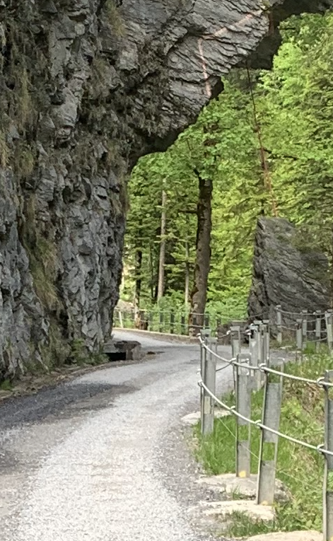 Felsentor-Natursteinbogen auf dem Weg nach Pfäfes Bad heute.png