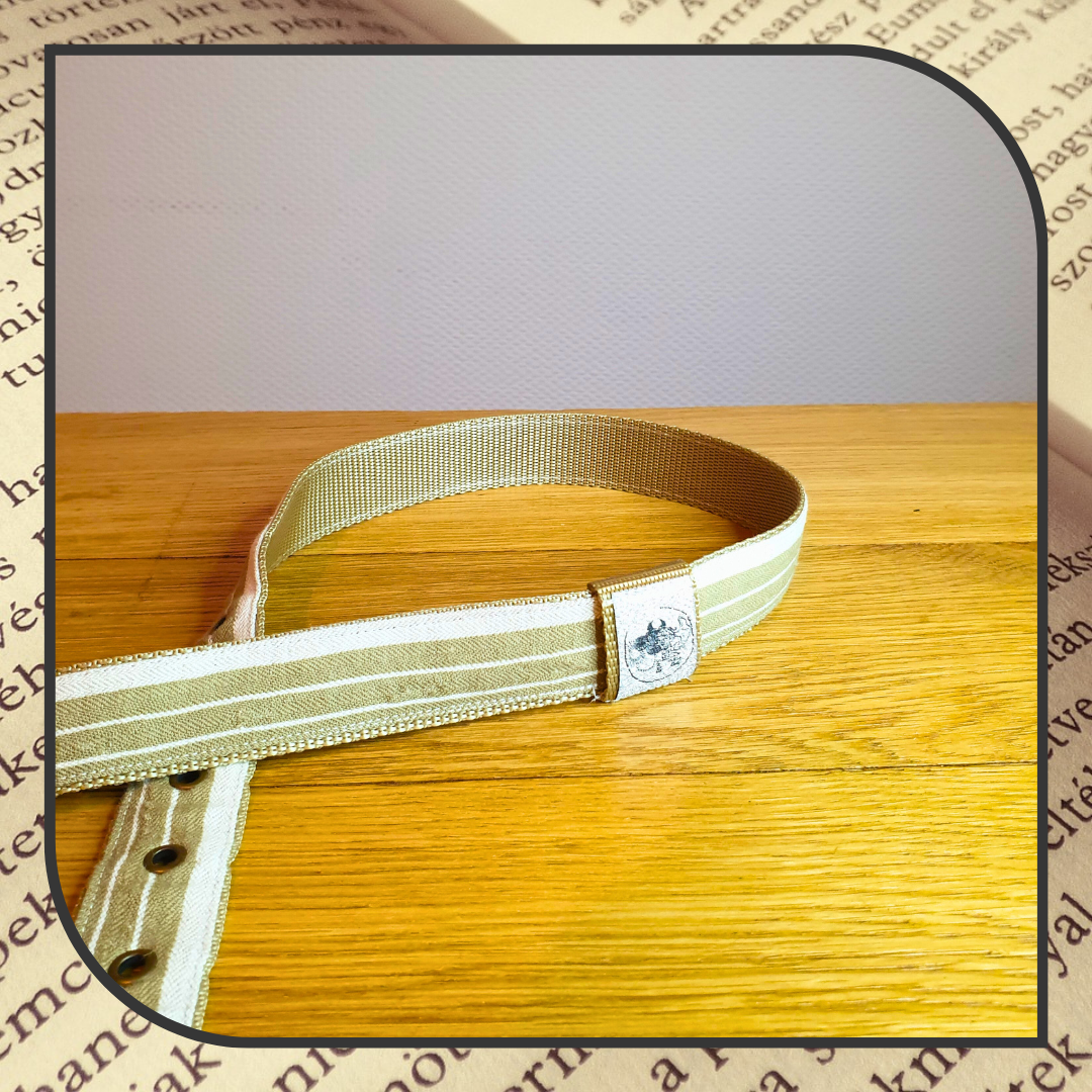 Photo détail d'une ceinture artisanale en toile à matelas.