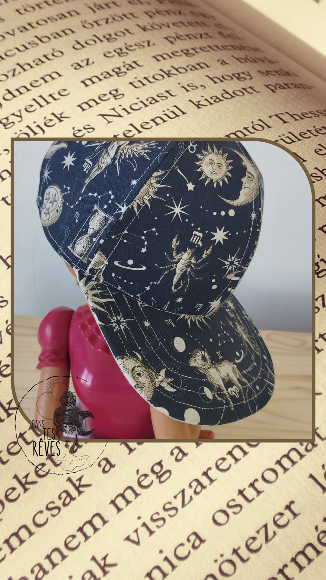 photo d'une casquette snapback cousue main à motifs astrologie de la marque Dans tes rêves