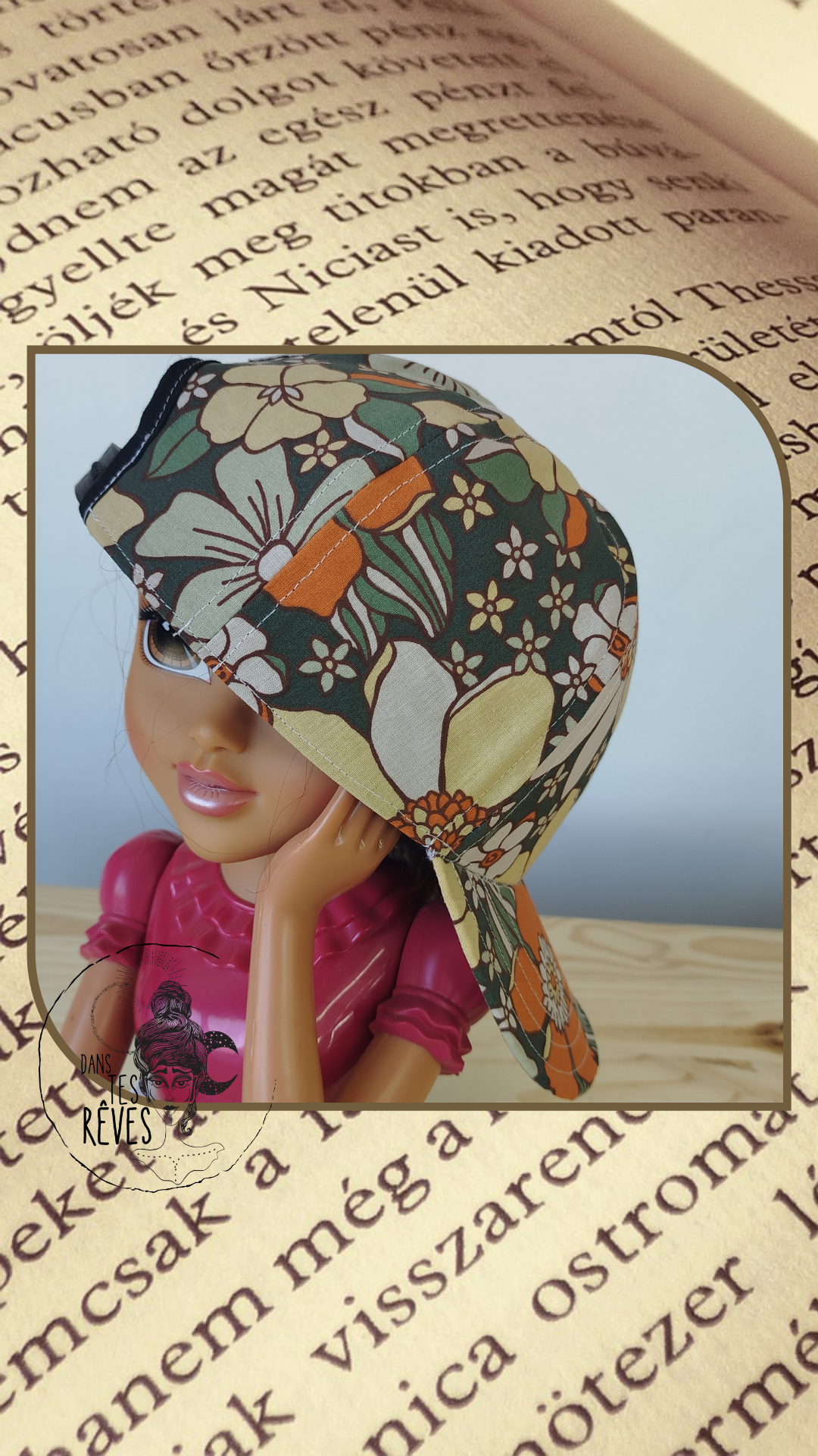 Photo d'une casquette snapback cousue main de la marque Dans tes rêves à motifs floraux vintage