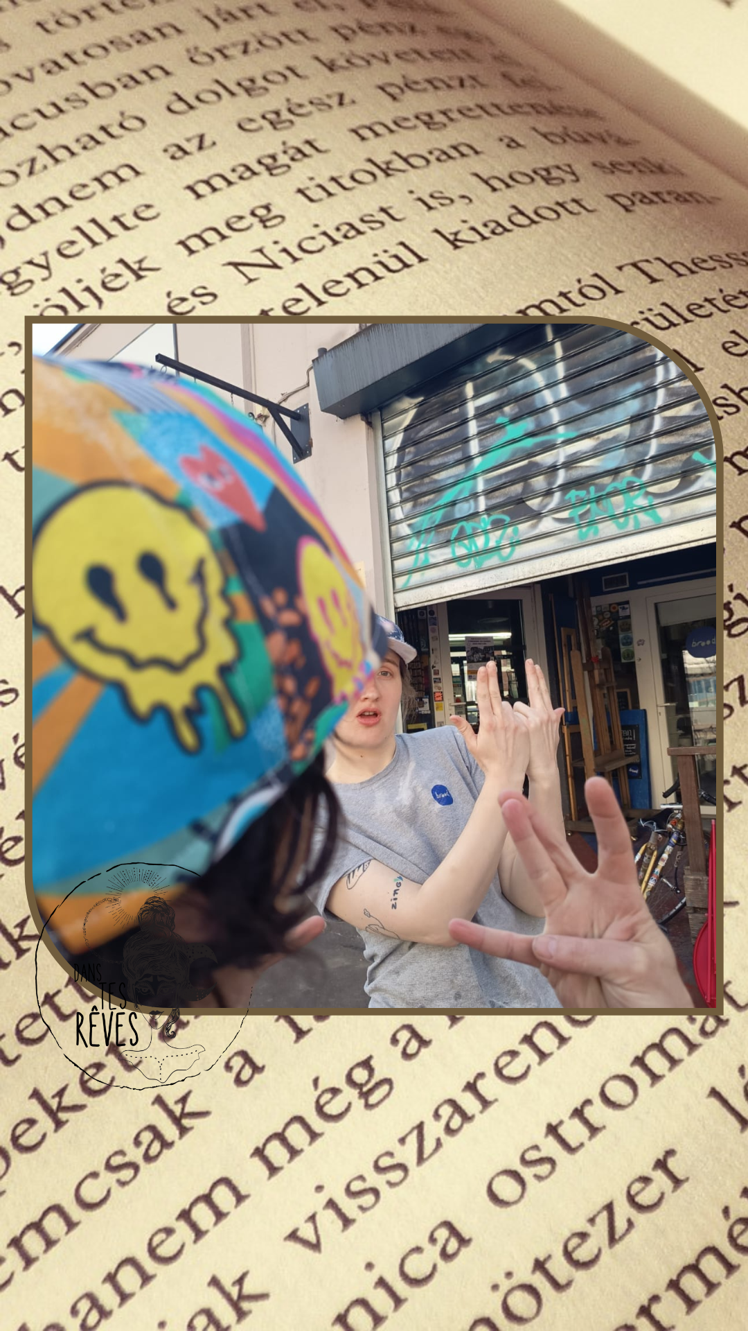 photo d'une casquette type snapback cousue main de la marque dans tes reves à motifs graffitis.