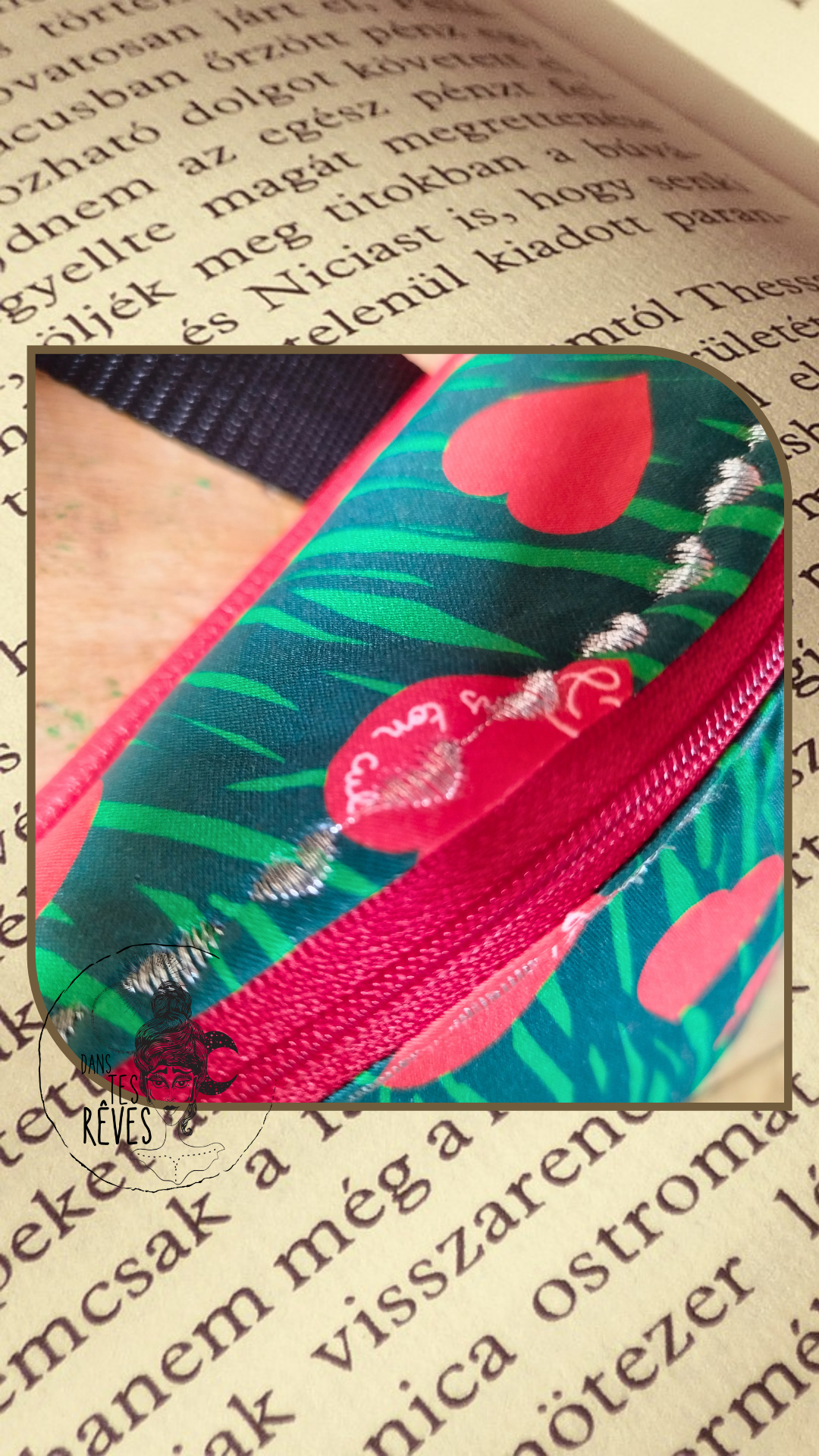photo d'un sac banane imperméable dans tes rêves vert à cœurs rouges avec inscription "dans ton cul" écrite dans certains cœurs.