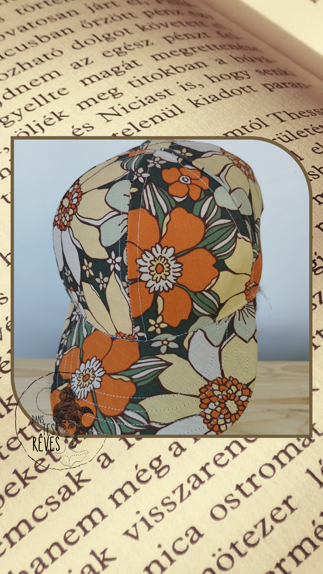 Photo d'une casquette snapback cousue main de la marque Dans tes rêves à motifs floraux vintage