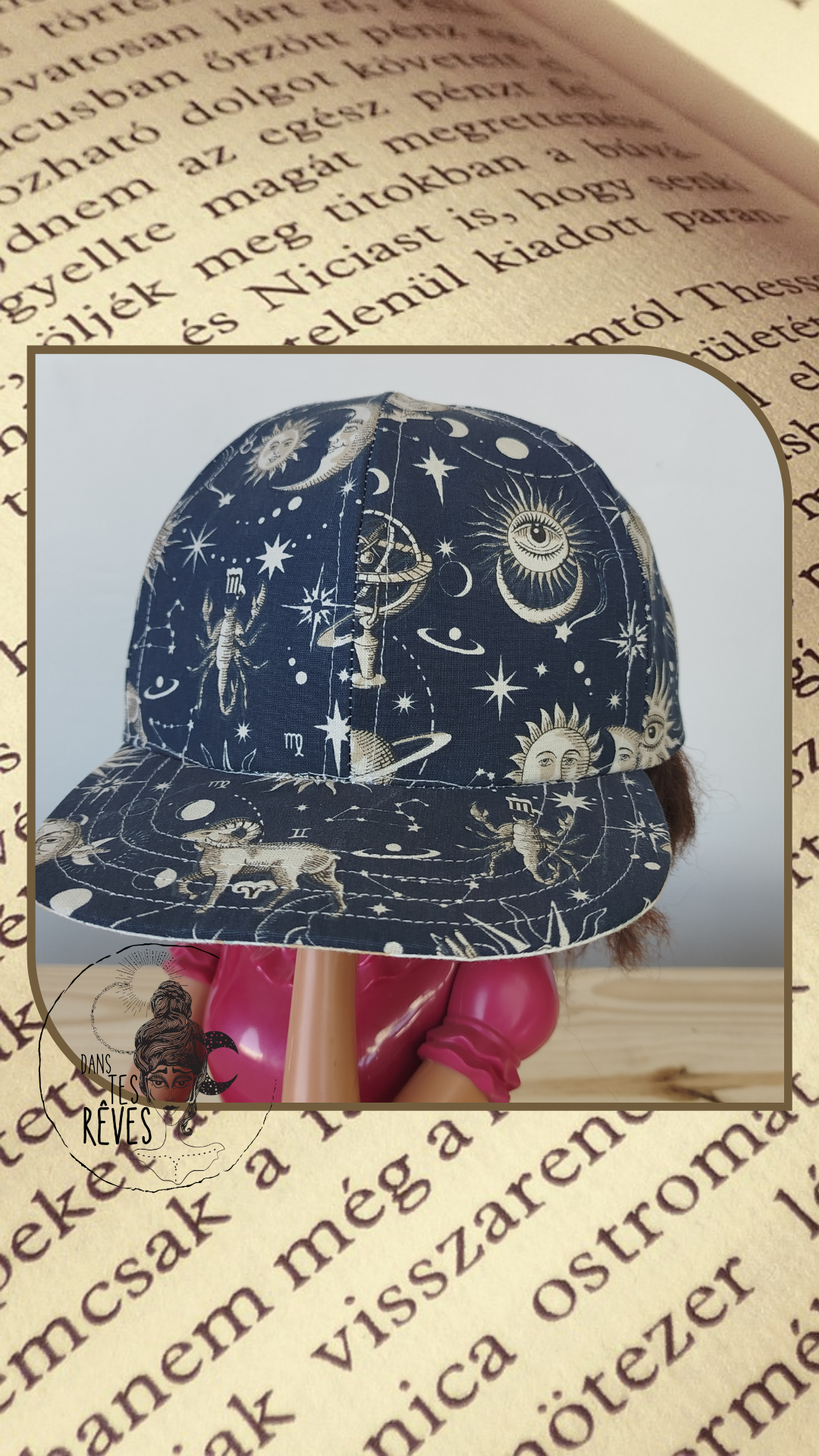 photo d'une casquette snapback cousue main à motifs astrologie de la marque Dans tes rêves