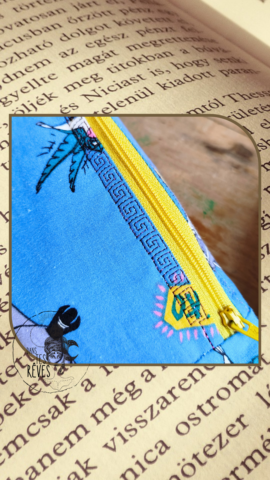 photo d'un sac banane imperméable de la marque Dans tes rêves bleu upcyclé aux motifs Meiko, le raton laveur de Pocahontas