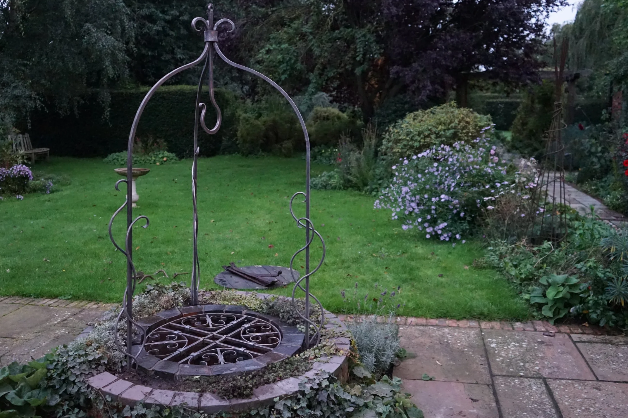 Well cover with Frame