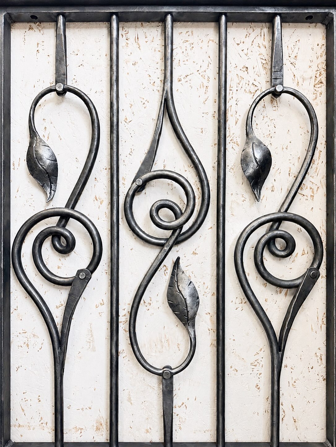 Sample panel made up for the next job to test material thicknesses, leaf details and connections 🤘 Swirly leaf handrail 🍭🍃⚒️#interiordesign #bespokedesign #blacksmithing #metalart #handrail