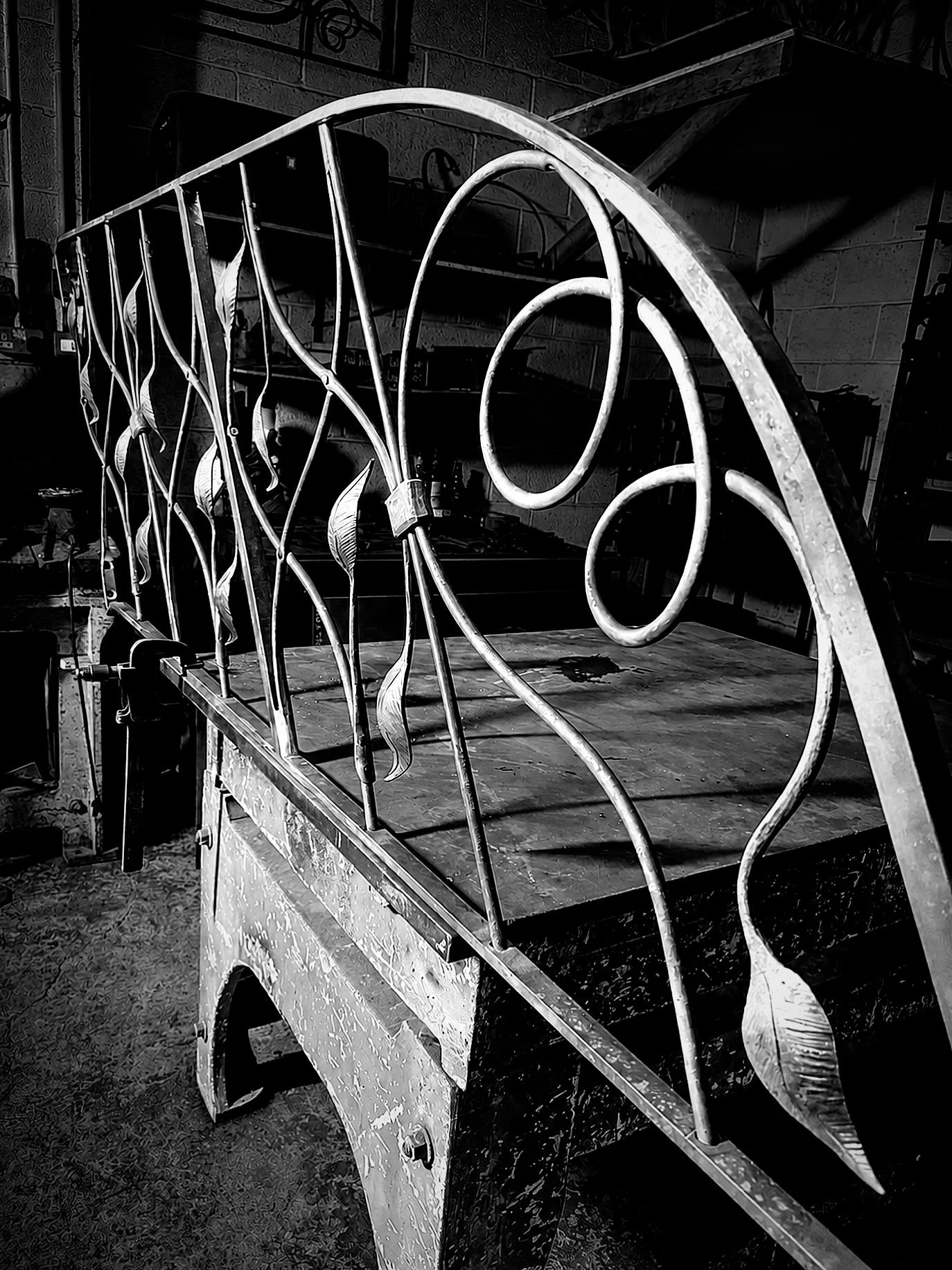 Sneak peek at the next job - a leafy handrail. It&rsquo;s a double height one and this is one of the top panels. Hope everyone&rsquo;s having a good weekend ✌️🍃🙂 #metalwork #interiordesign #handrail #natural #blacksmithing