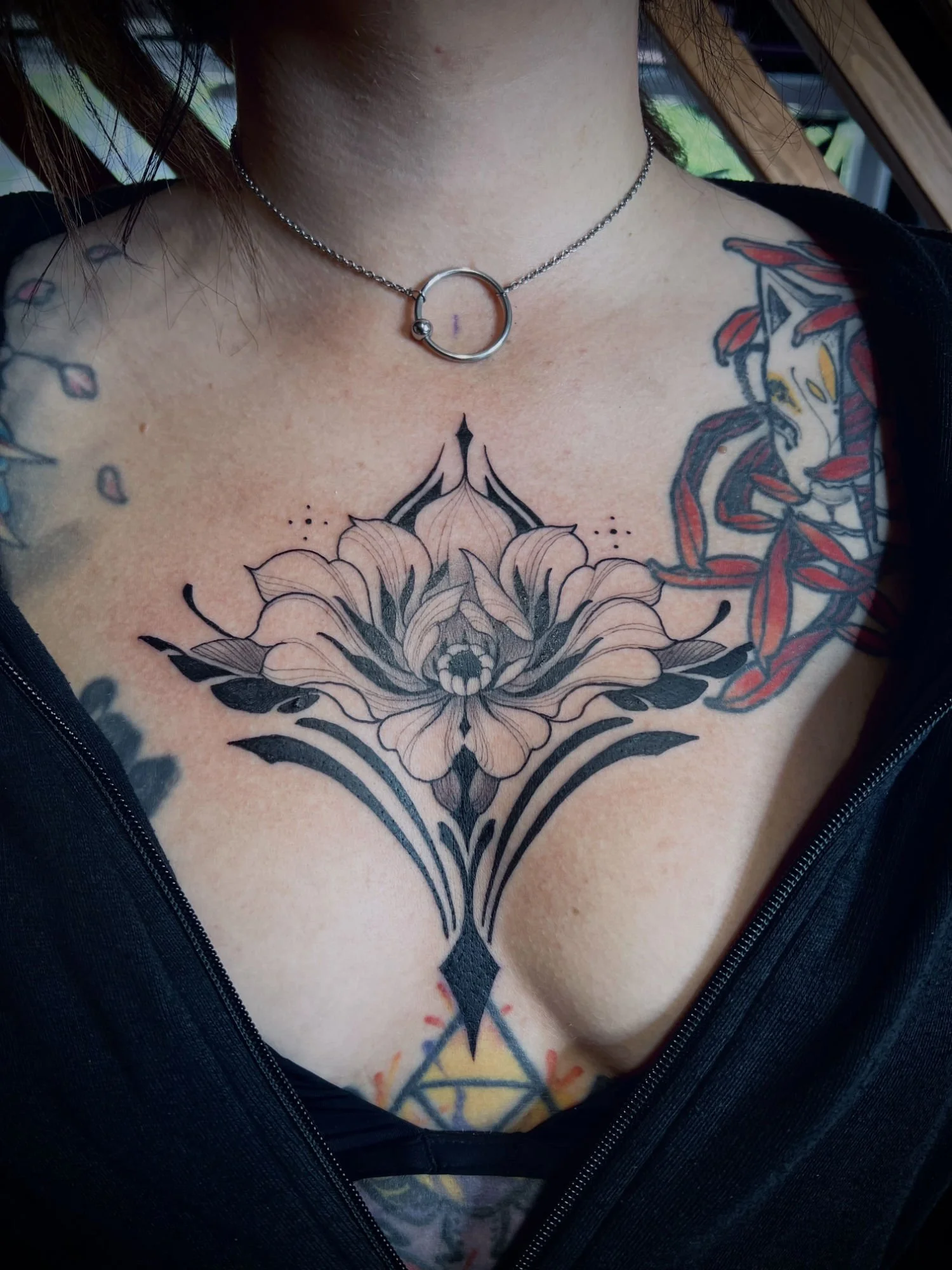 Kukka ornamentti tatuointi rinnassa.jpg