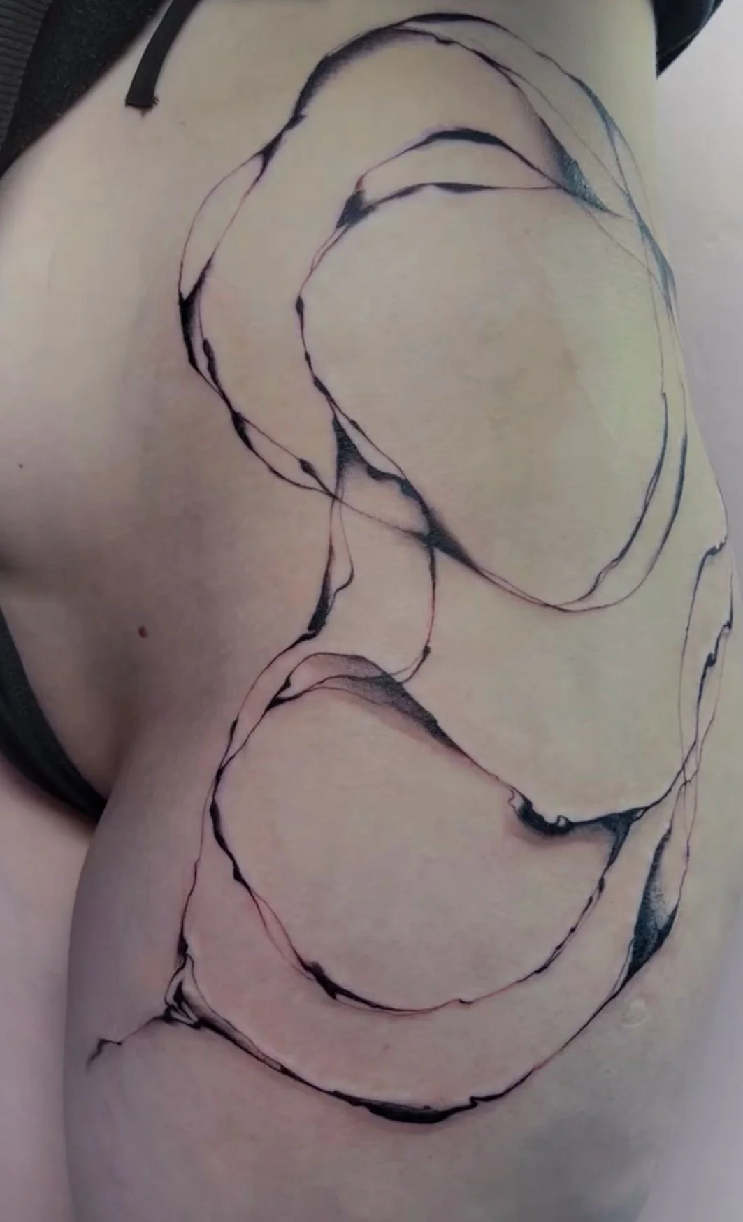 Abstrakti_ lonkka tatuointi.jpg