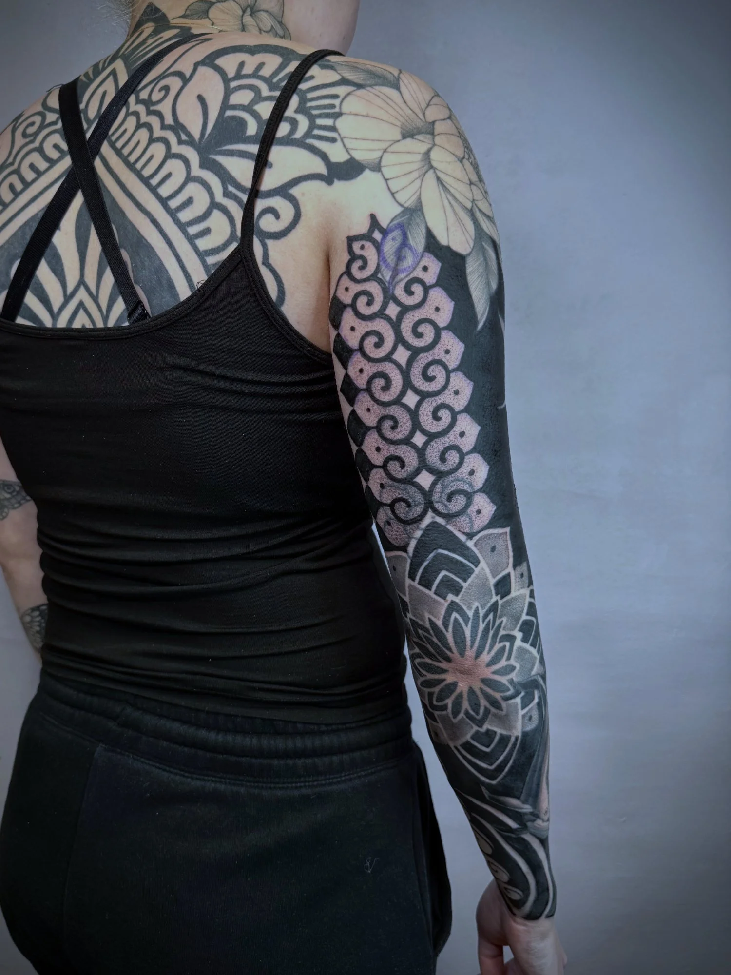 tribal ornamental blackout kukka hiha flower sleeve back.jpg