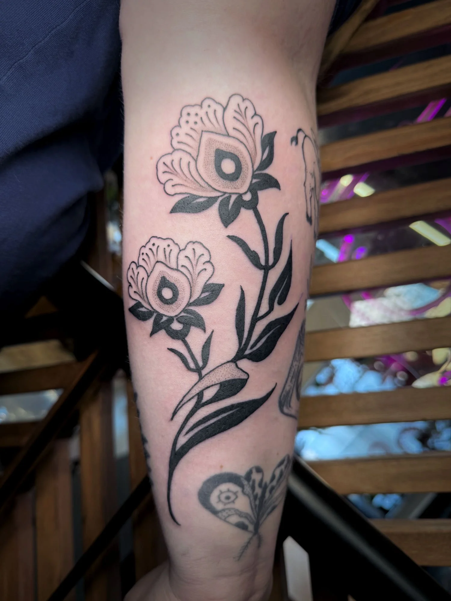 Blackwork folk kukkaset.jpg
