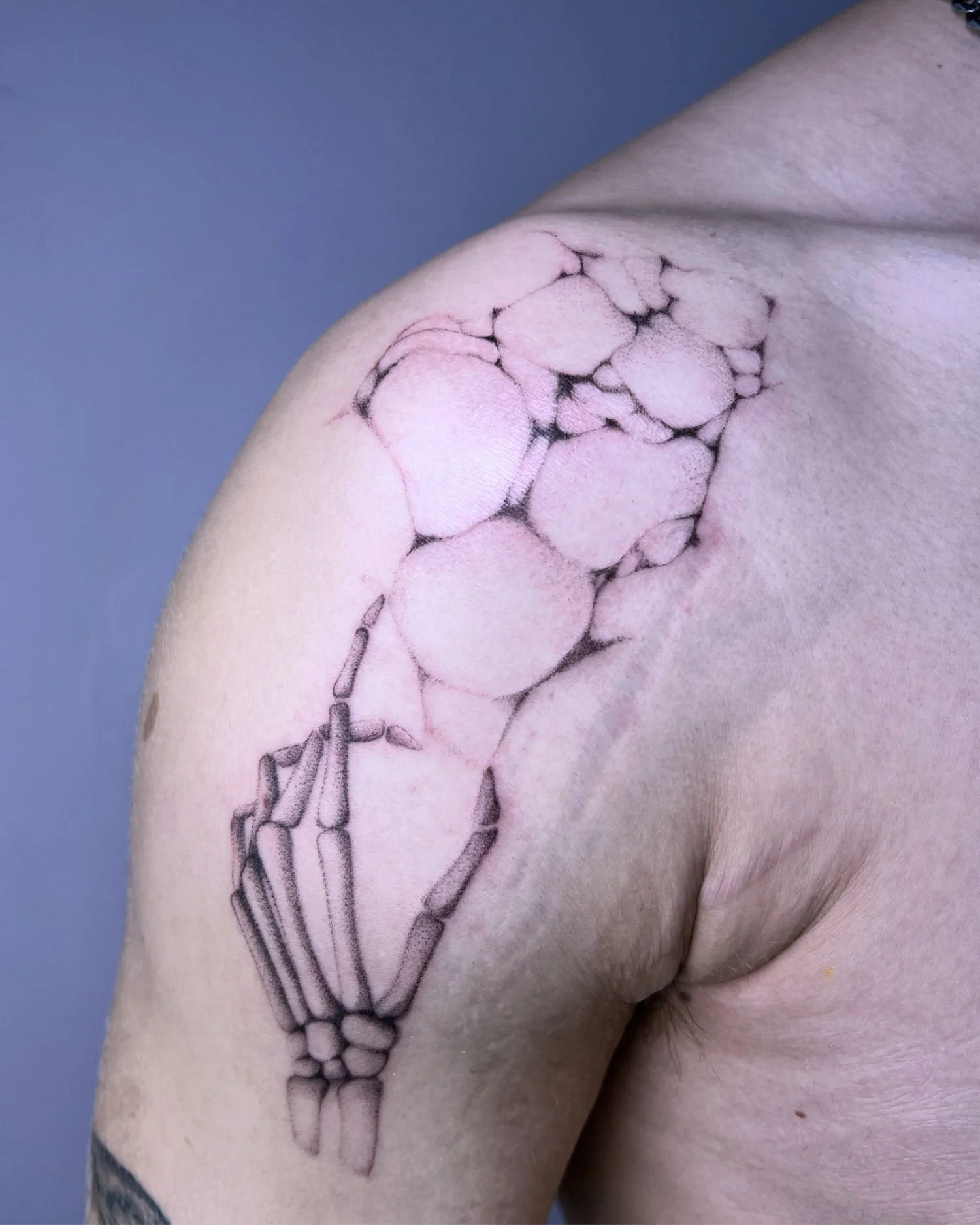 Luurankokäsi ja vedenpinta tatuointi.jpg