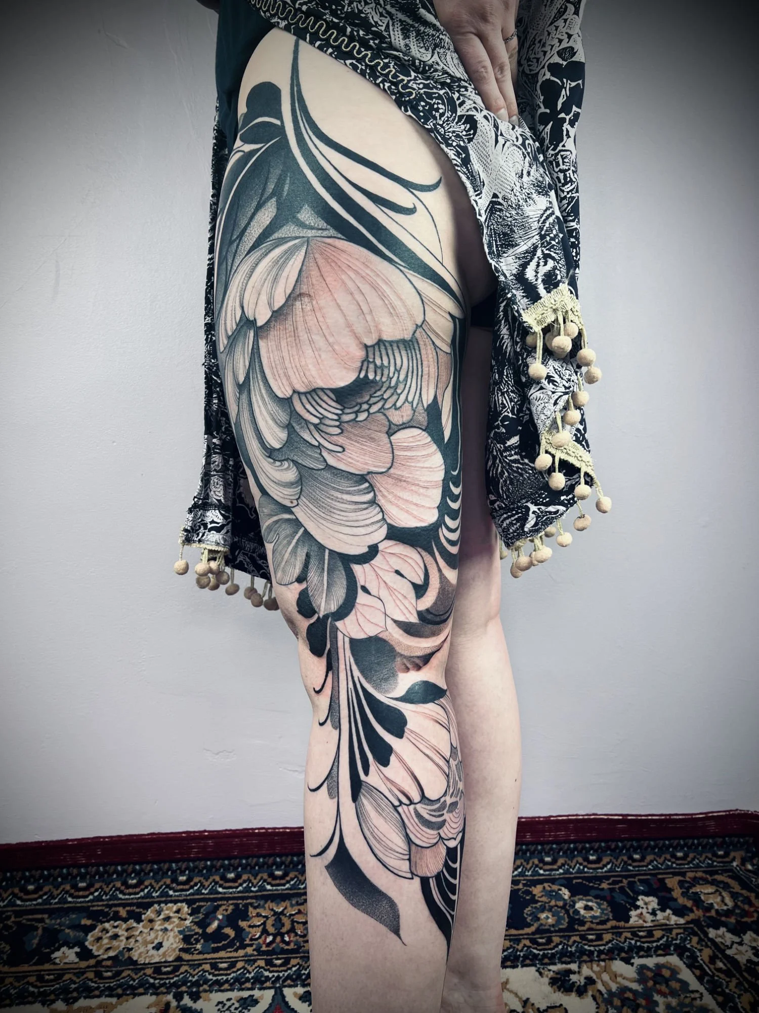 iso blackwork kukka legsleeve.jpg