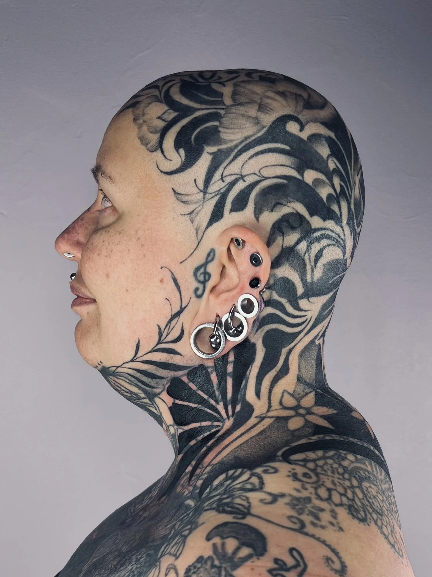 ornamentti tatuointi päässä art nouveau 