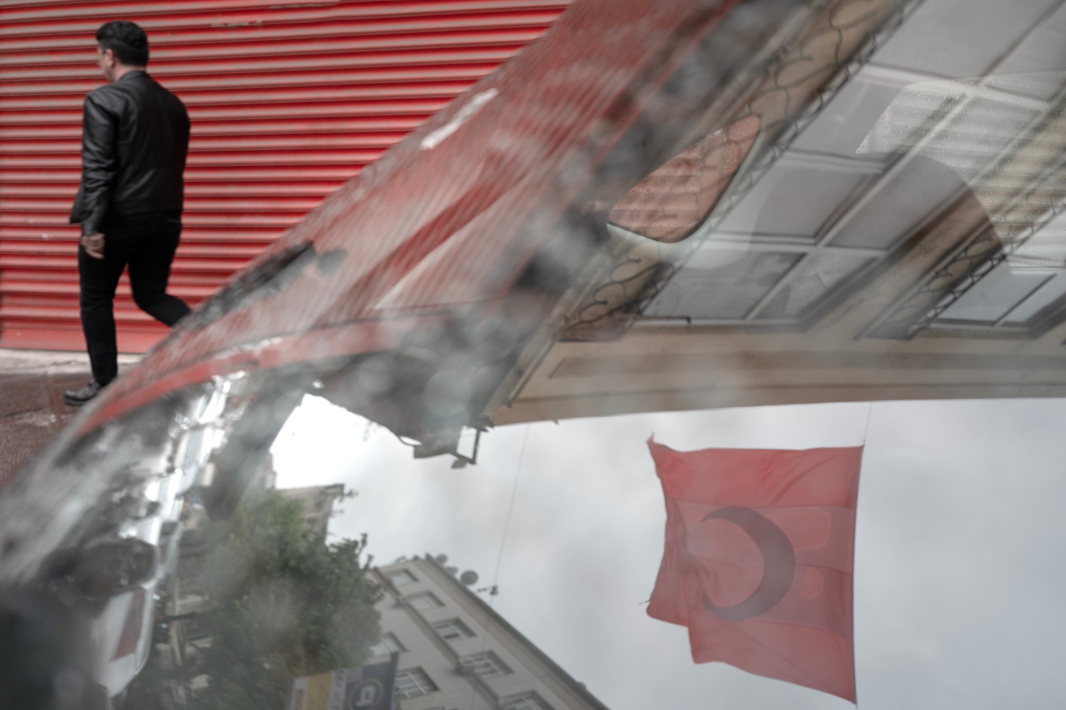 T&uuml;rkiye
They fly the flag proudly in Istanbul.
.
.
.
.
.
#leicaQ #street #thestreetsoup_artgallery #streetlevelphotography #street #streetstyle #streetphotography #photo #fotografa #photography #fotografia #fotografo #photooftheday #photographer