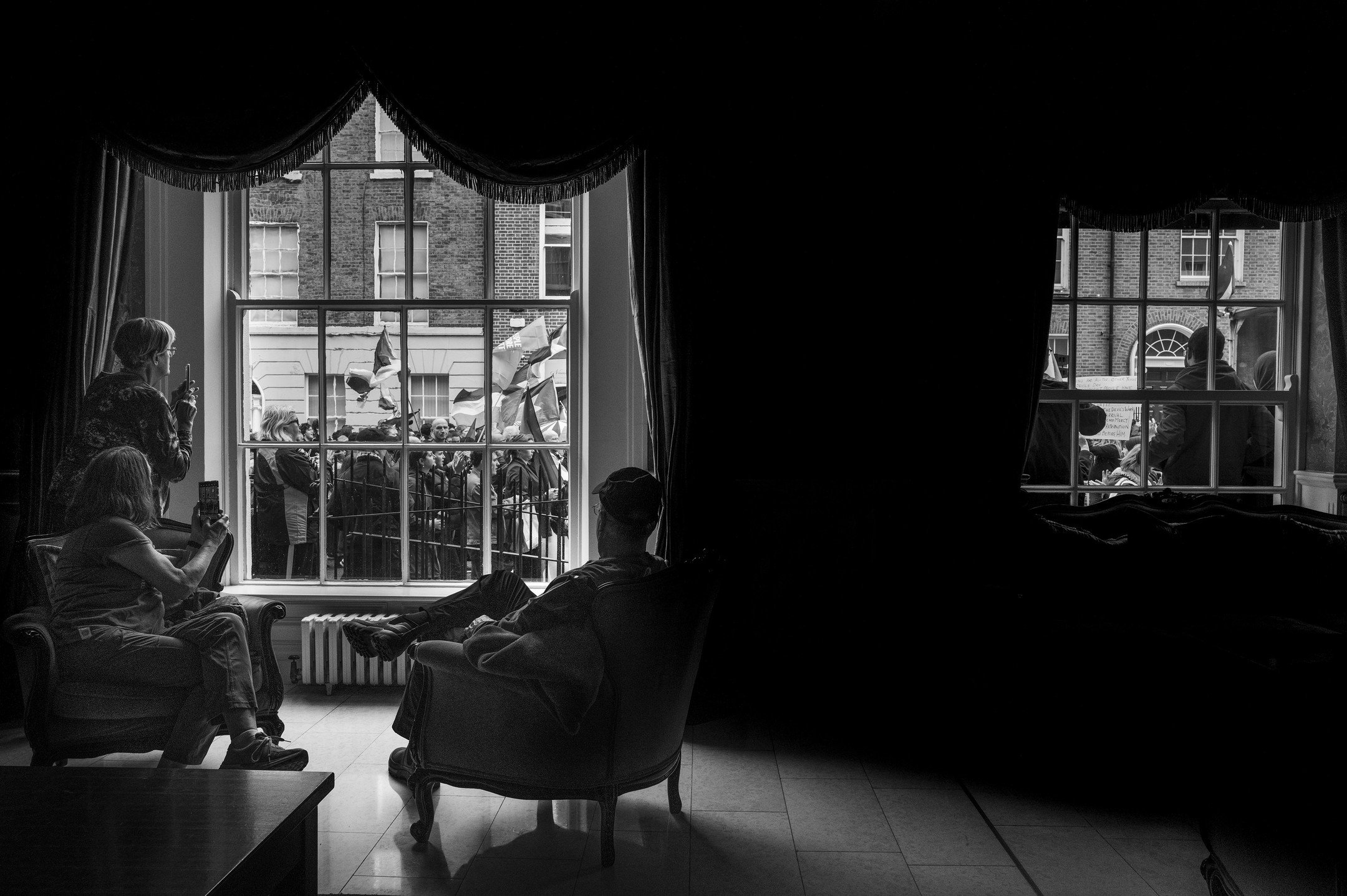 as the world watches on...
Residents of Buswells Hotel watch on as the march for Palestine gathers on Molesworth Street.
Dublin City, 5th October 2024

Images that tell stories
Copyright Noel McIntyre

#stopnow #nowar #reportage #documentary #leica #