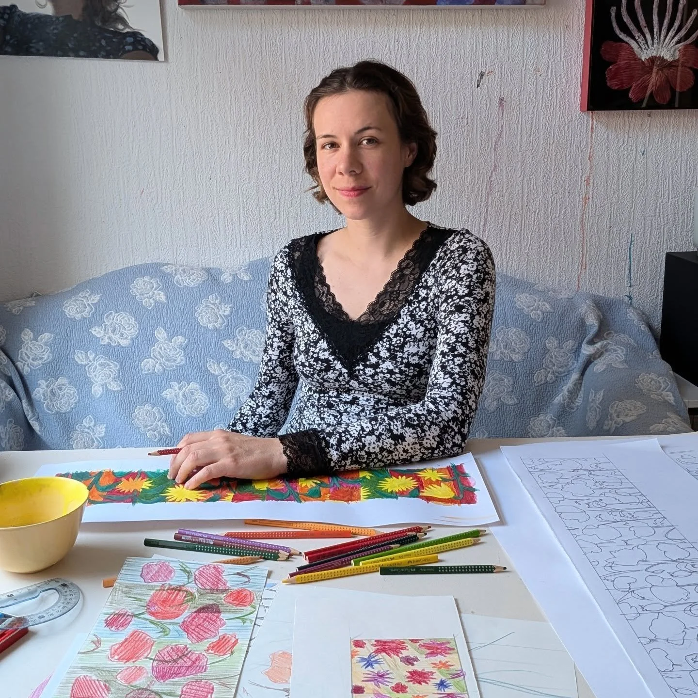 Ich arbeite derzeit an Skizzen f&uuml;r Wandgestaltungen. In meinen Zeichnungen finden sich oft Blumen wie Sonnenblumen, Mohn- oder Kornblumen &ndash; Pflanzen, die fr&uuml;her an den R&auml;ndern vieler Felder wuchsen. Als Kind haben mich diese Blum