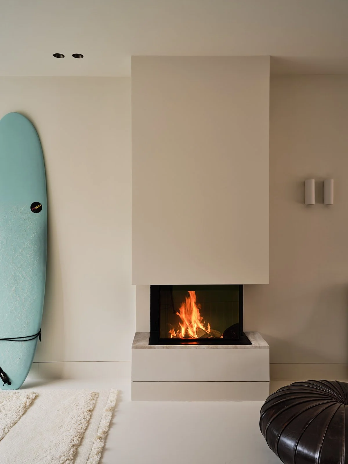 seaside-haven-04-fireplace-surfboard.jpg
