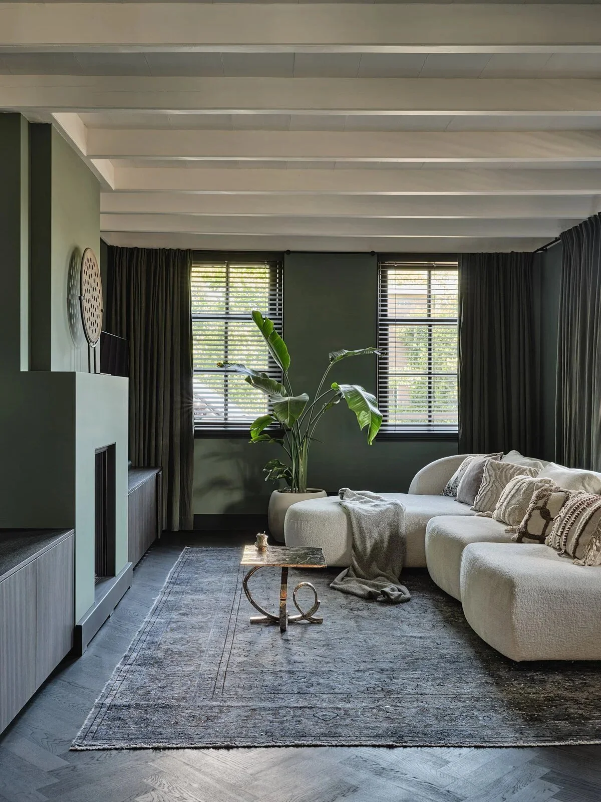 hidden-manor-03-living-room.jpg