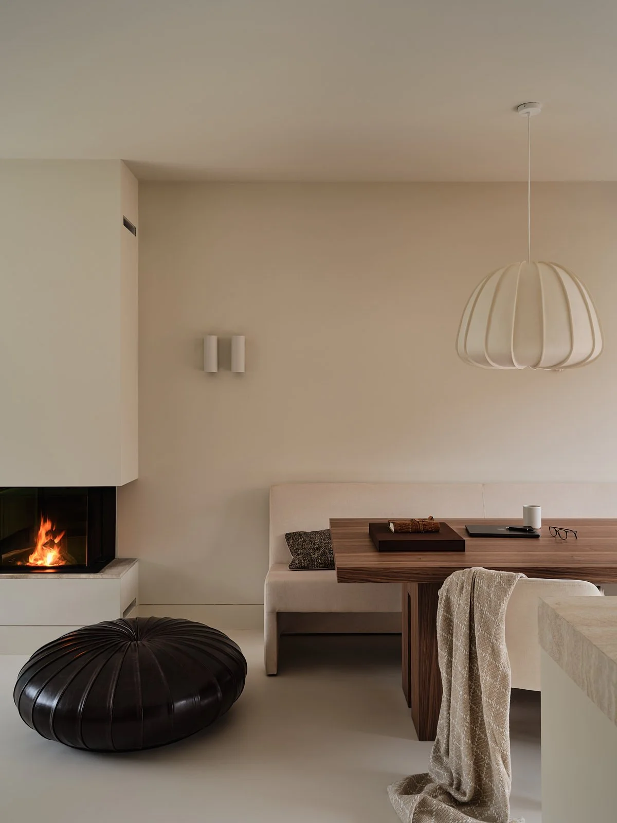 seaside-haven-05-fireplace-dining.jpg