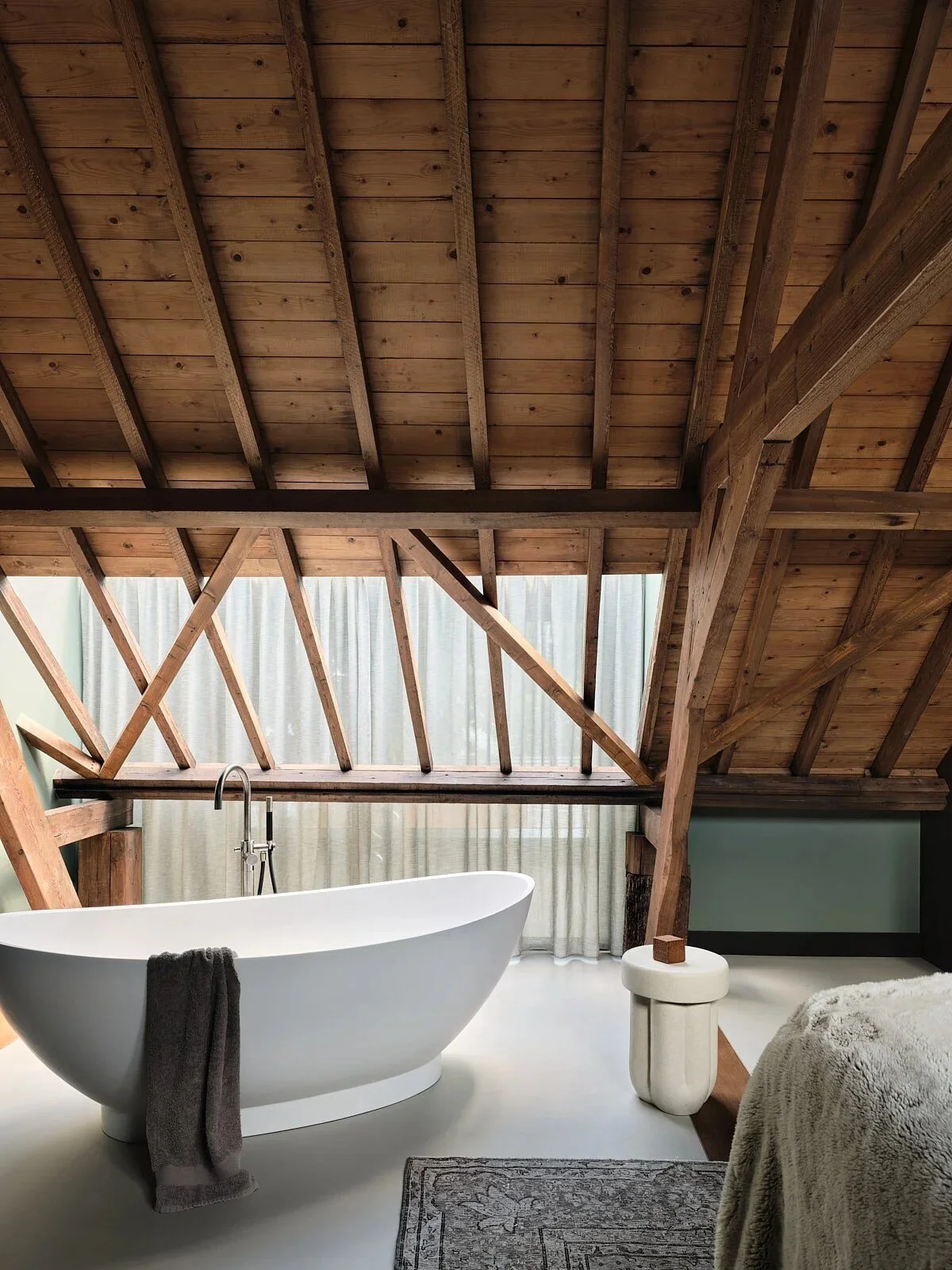 hidden-manor-08-attic-bathroom.jpg