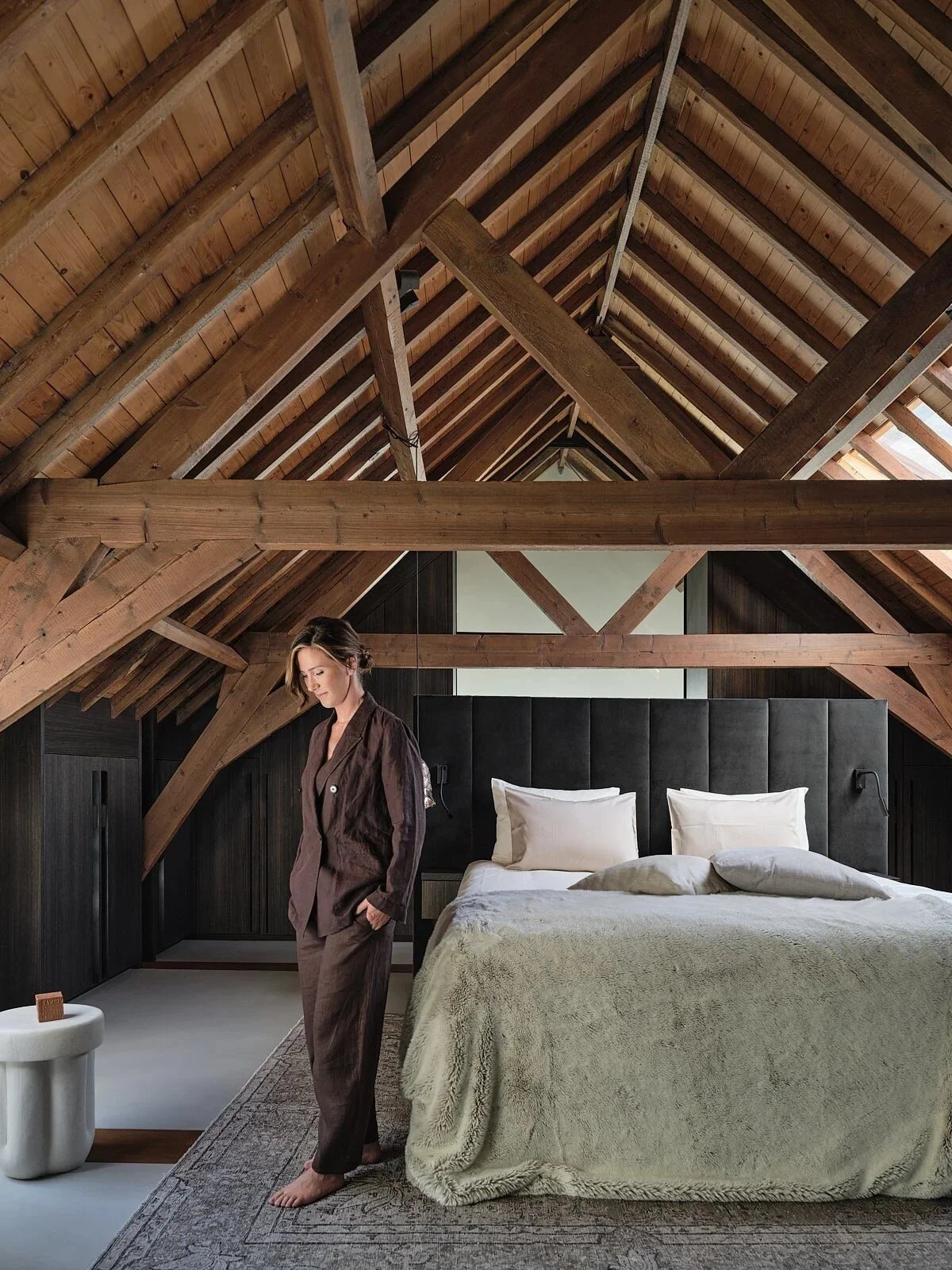 hidden-manor-06-attic-bedroom.jpg