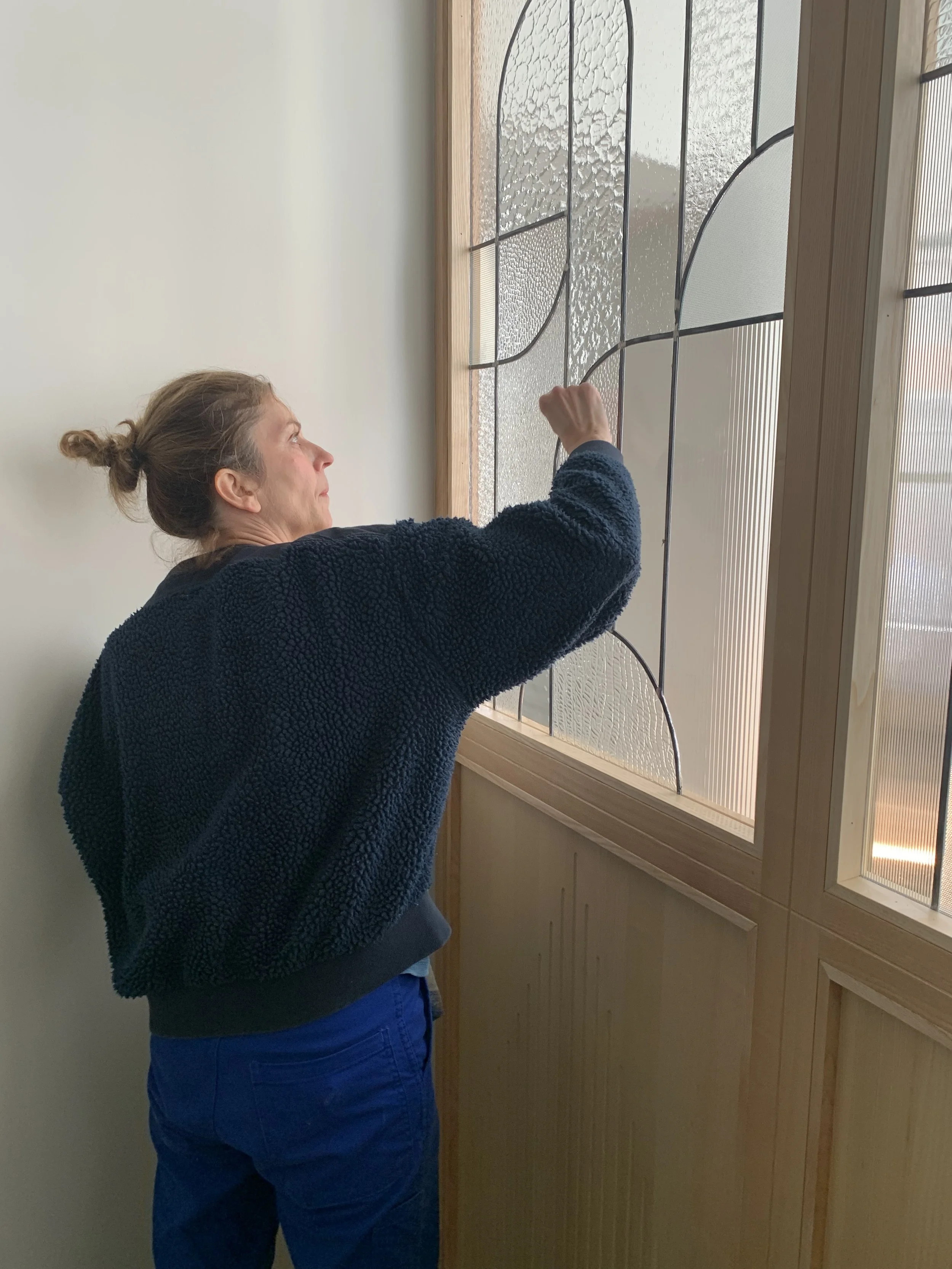 Sandie Jancovek lors de la pose d'un vitrail à Agen