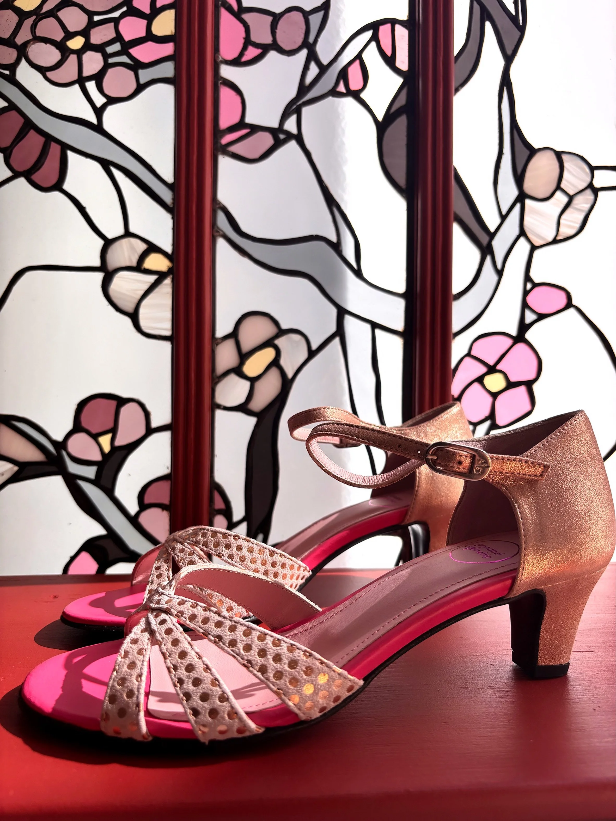 Entre mode et vitrail, il y a une m&ecirc;me attention port&eacute;e aux lignes, aux mati&egrave;res et &agrave; la lumi&egrave;re. ✨

Mes chaussures @annabelwinship_shoes pos&eacute;es l&agrave;, devant le projet Cherry Boom,
comme une prolongation 