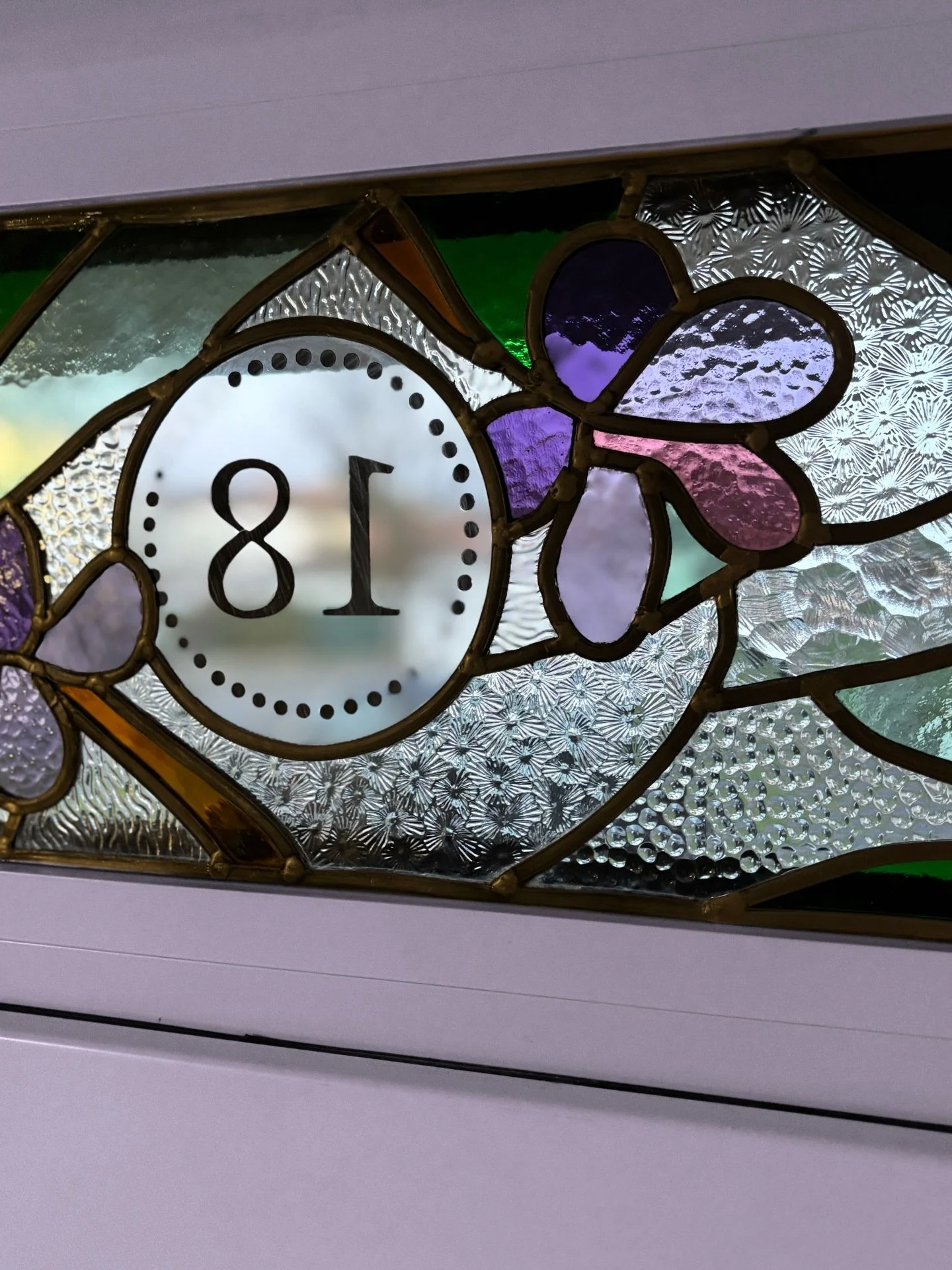 Les d&eacute;tails comptent. 🌸🌿✨
La texture du verre, la profondeur des couleurs,
la lumi&egrave;re qui accroche autrement selon l&rsquo;heure.
D&eacute;tail du projet &laquo;&nbsp;Le seuil&nbsp;&raquo; , vitrail floral pour une maisonnette pr&egra