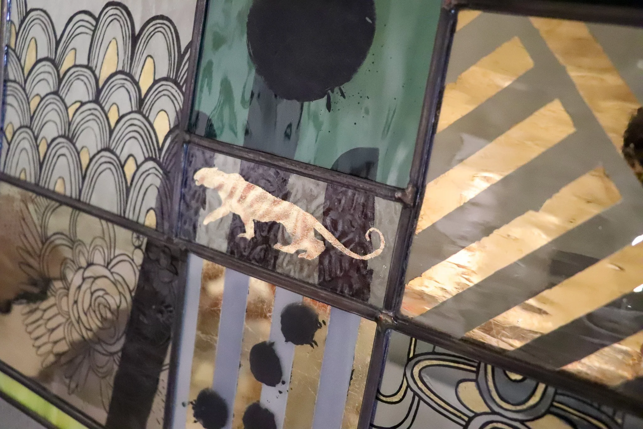 Ornements sur verre. Peinture à la grisaille. Feuille d'or. Atelier n°5, Agen.