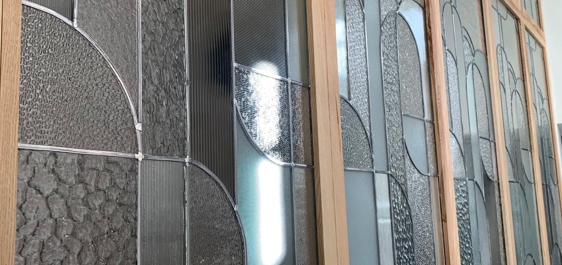 Grande verrière art déco. Vitrail réalisé par Sandie Jancovek à Agen.