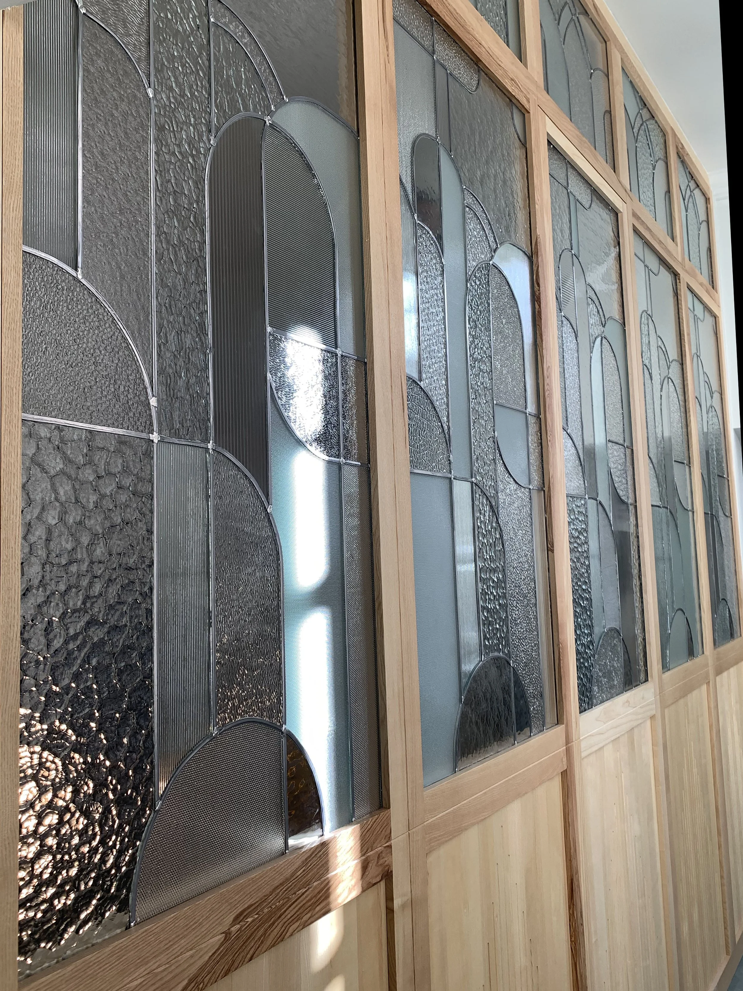 Grande verrière inspiration art déco. Vitrail Atelier n°5 - Agen.