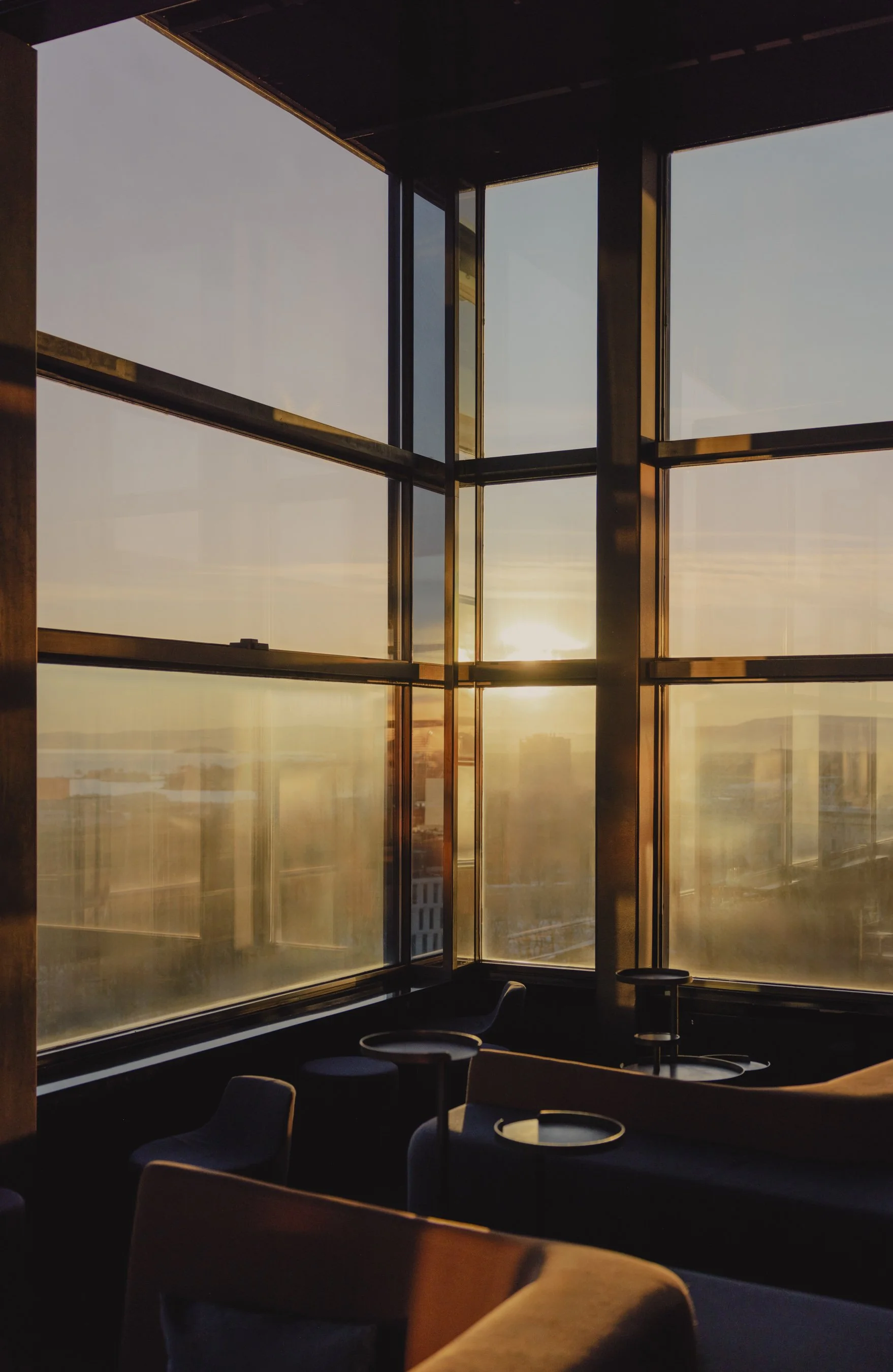 Utsikt gjennom glassvinduer med solnedgang
