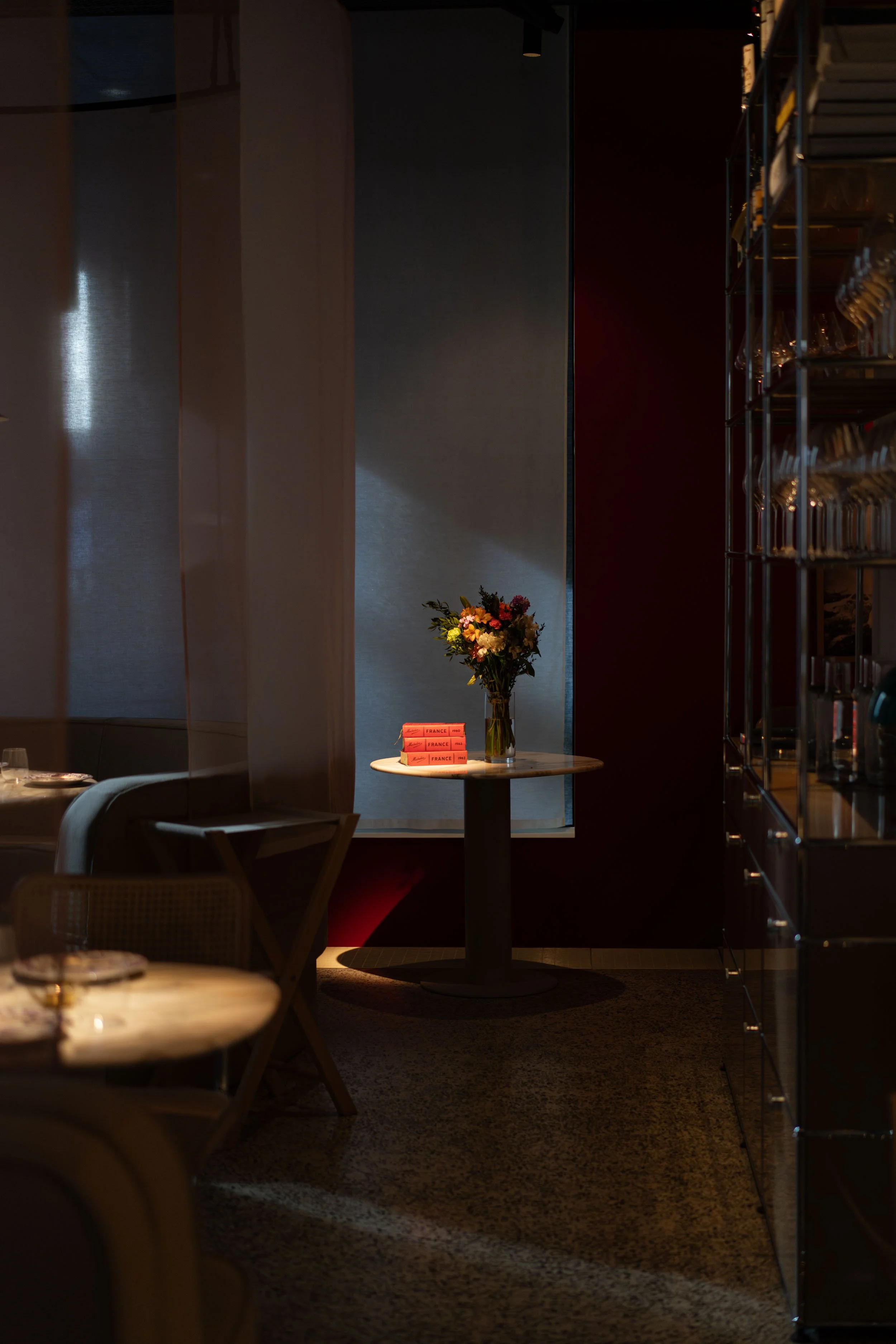 Mørkt interiørbilde fra restuaranten Mon Oncle