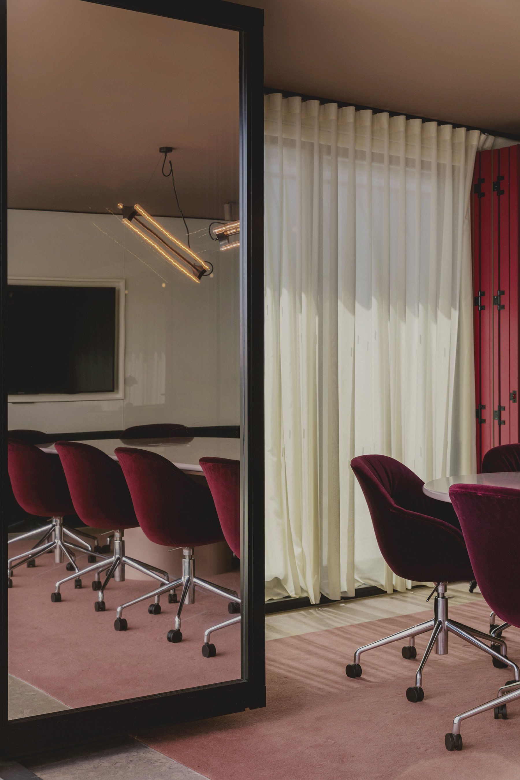 Kontorlandskap i rosa fløyel 