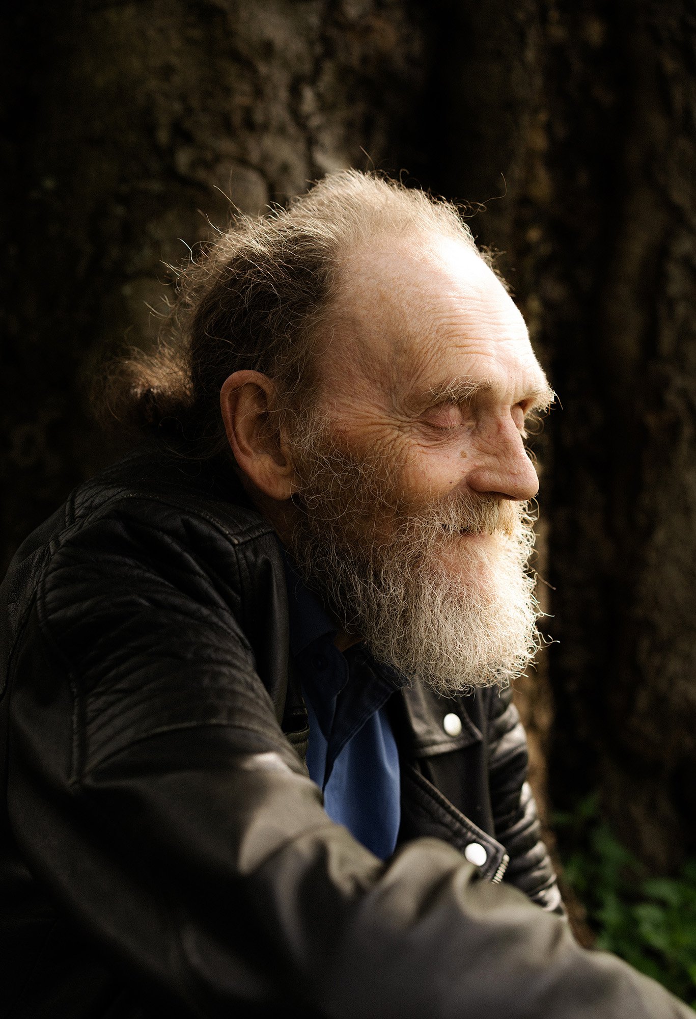 Portrett av gammel blid mann med grått skjeg. Fotoagentur. Fotoagent. 