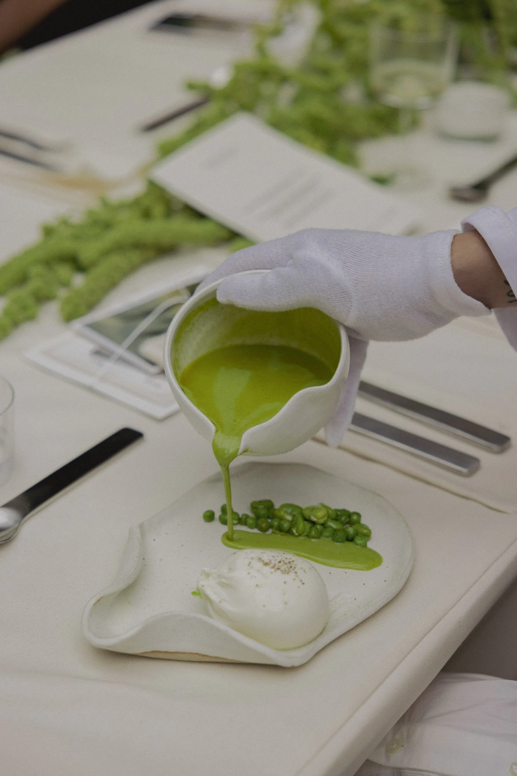 Langbord dekket med grønt og hvitt