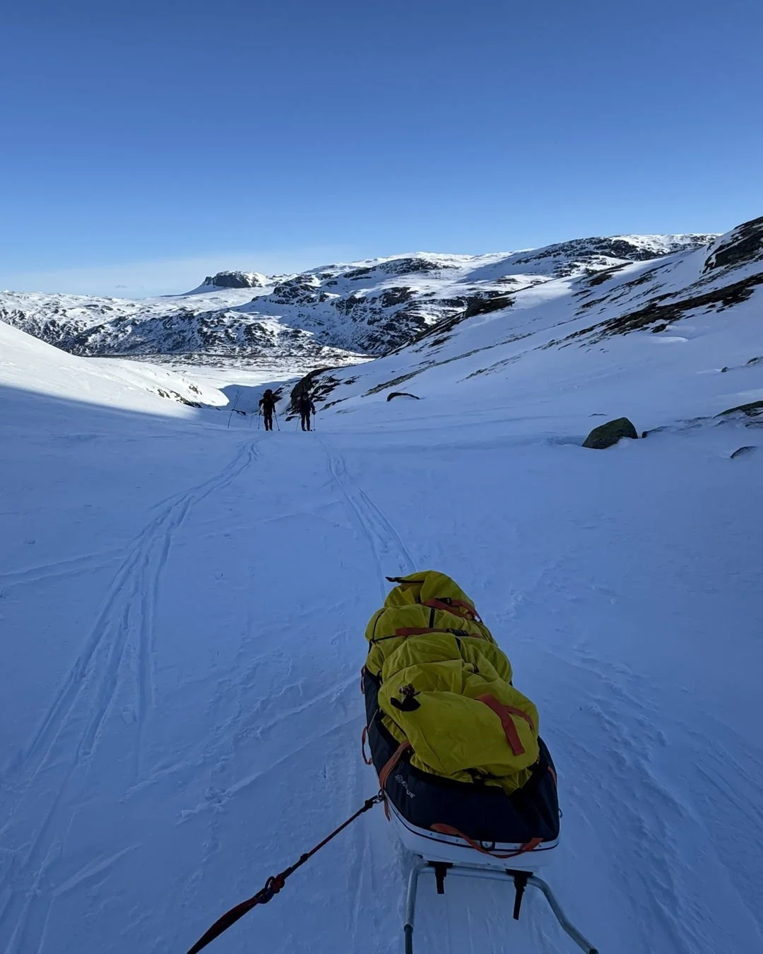 Ice tinted, breath clouding valleys often give way to warm sunshine and smiles on the Massiv trail in Norway. 😁 ❄️ 

Earlier this year we took a small team across Breheimen, Jotunheimen, Skarvheimen, and the Hardangervidda on an amazing 350km expedi