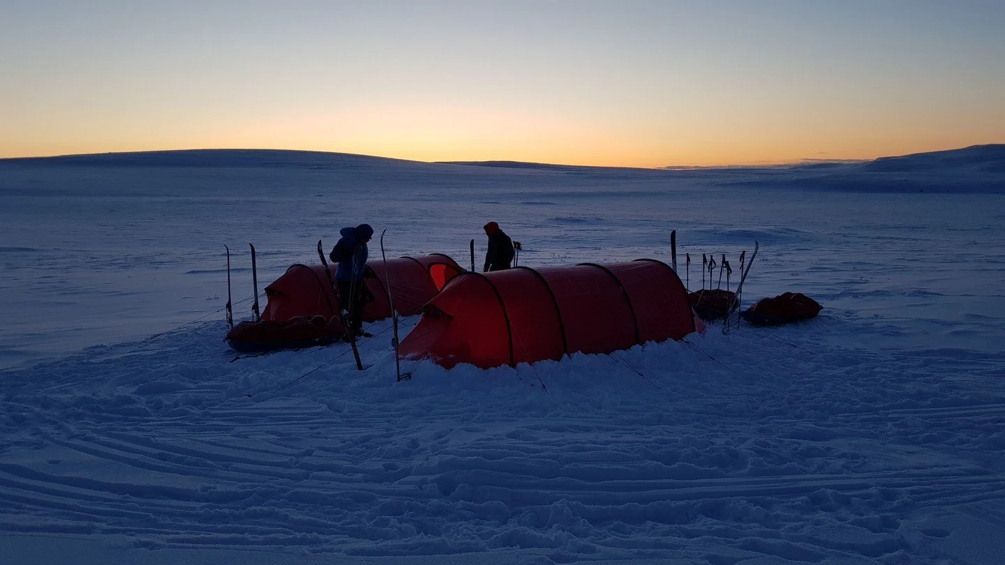 A calm evening glow at the end of a long day on the Hardangervidda Plateau. 

At this  time of day the atmosphere is calm and peaceful and you really appreciate the small comforts that allow you to rest at the end of a long day ❄️. Hot tea, a warm ja