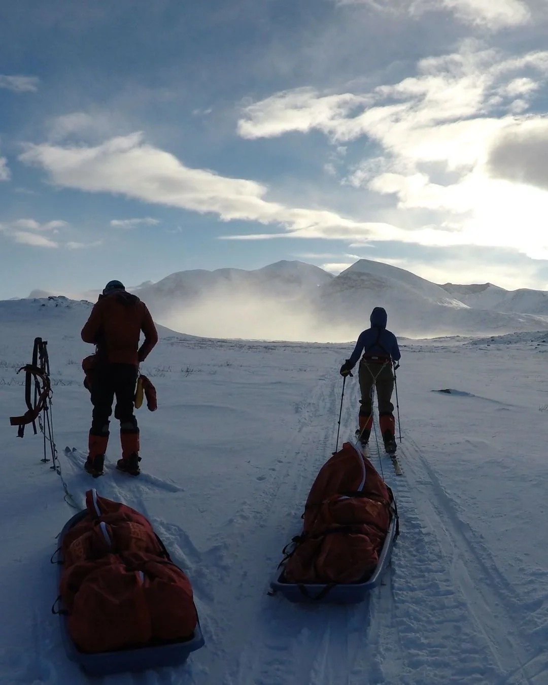 The mountains and plateaus of the Arctic create an incredible sense of awe 🤯. Often in these environments you feel small and insignificant in a way that helps put your own life into perspective and worries feel less important than they do in the sta
