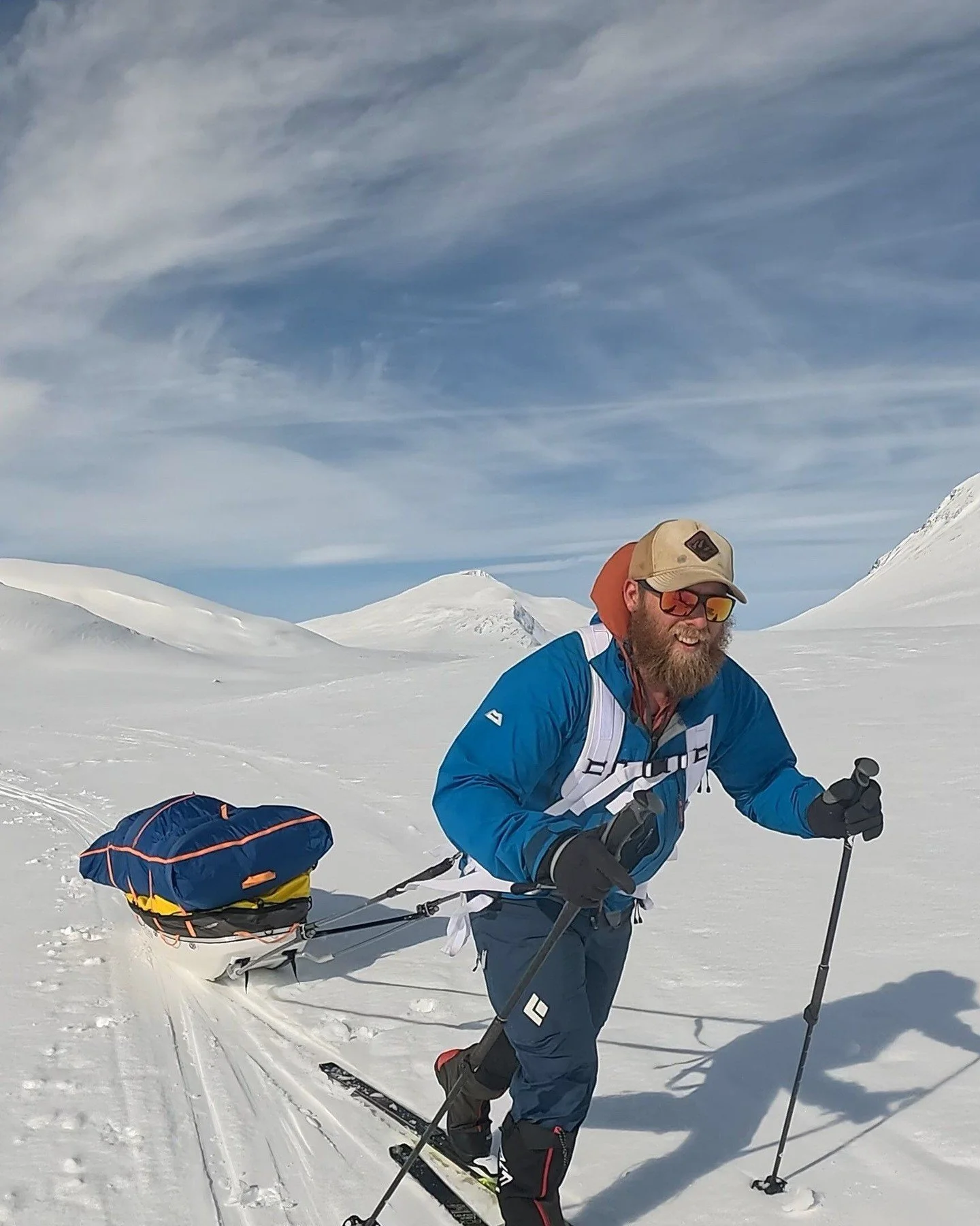 Office vs Arctic? 🤔 If you'd like your winter photos to look a little more like ours and less like the last poor bloke then drop us a message. We still have some expedition spaces left this season😁! 🔗 Links in bio.

(It's ok he's not real - we mad