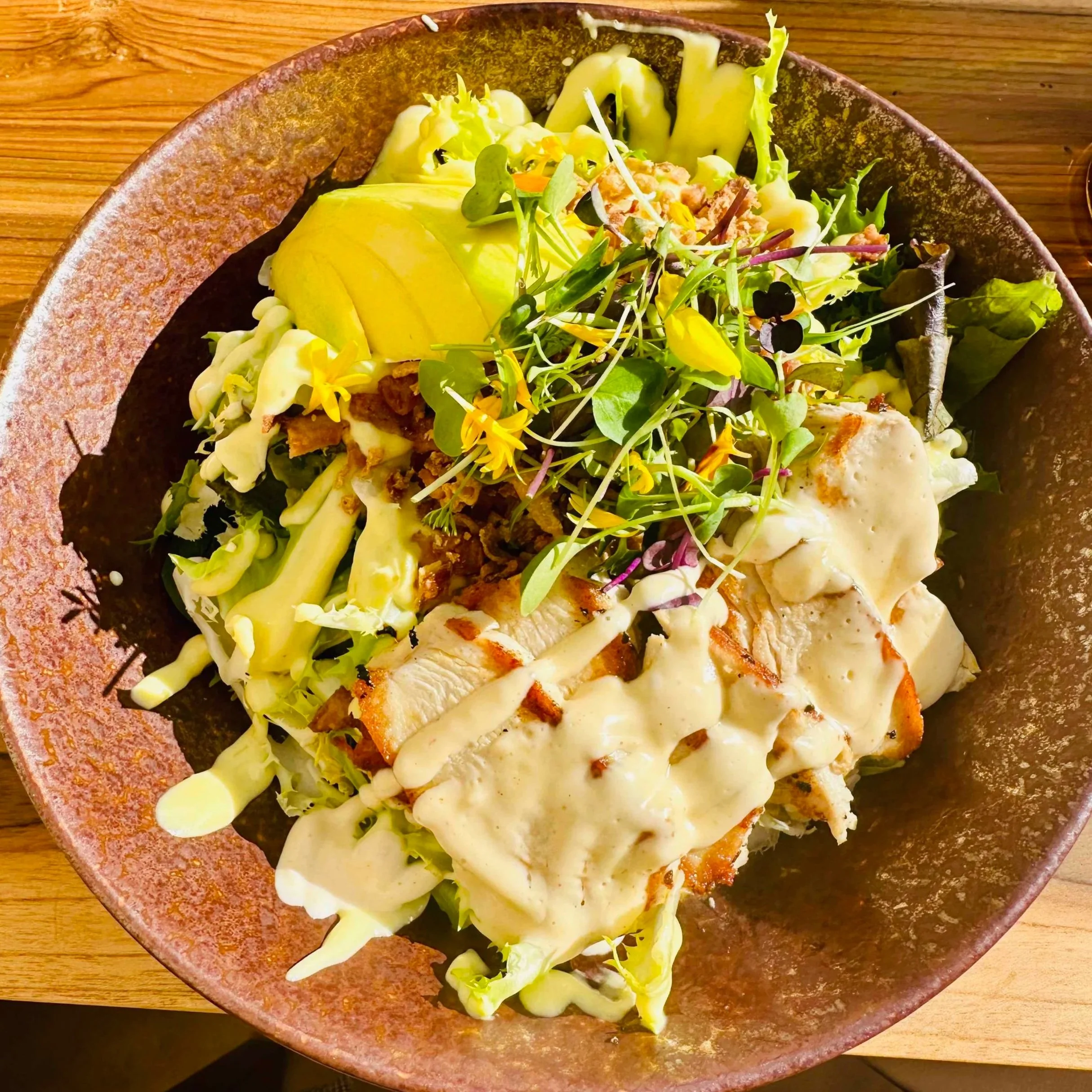 Crispy chicken salad with mango